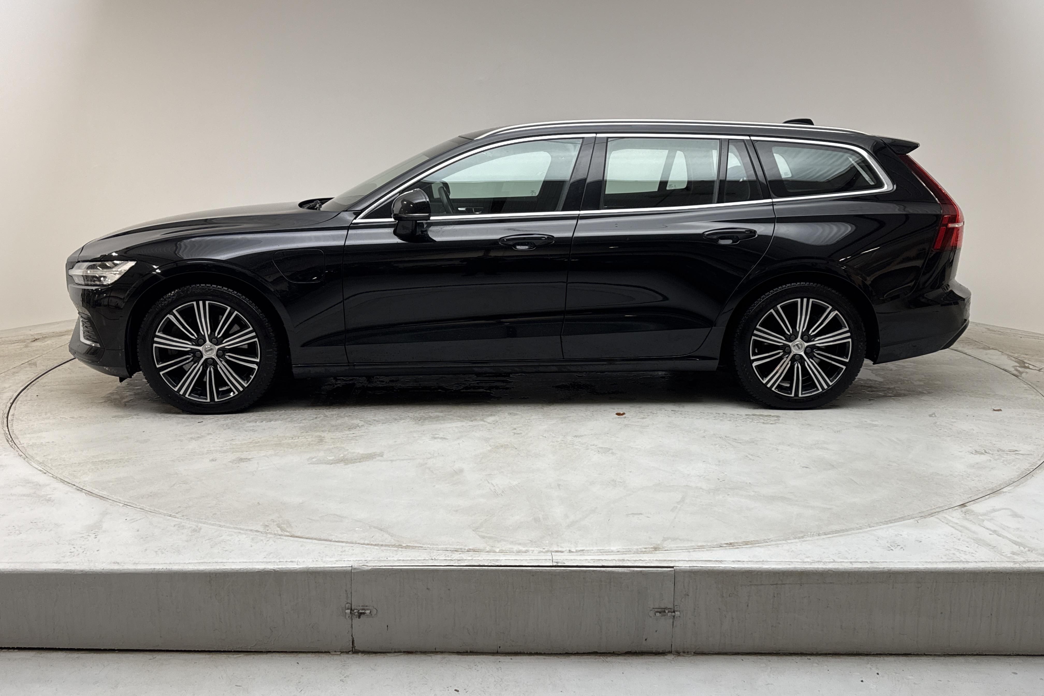 Volvo V60 T6 AWD Recharge (340hk) - 8 328 mil - Automat - svart - 2021