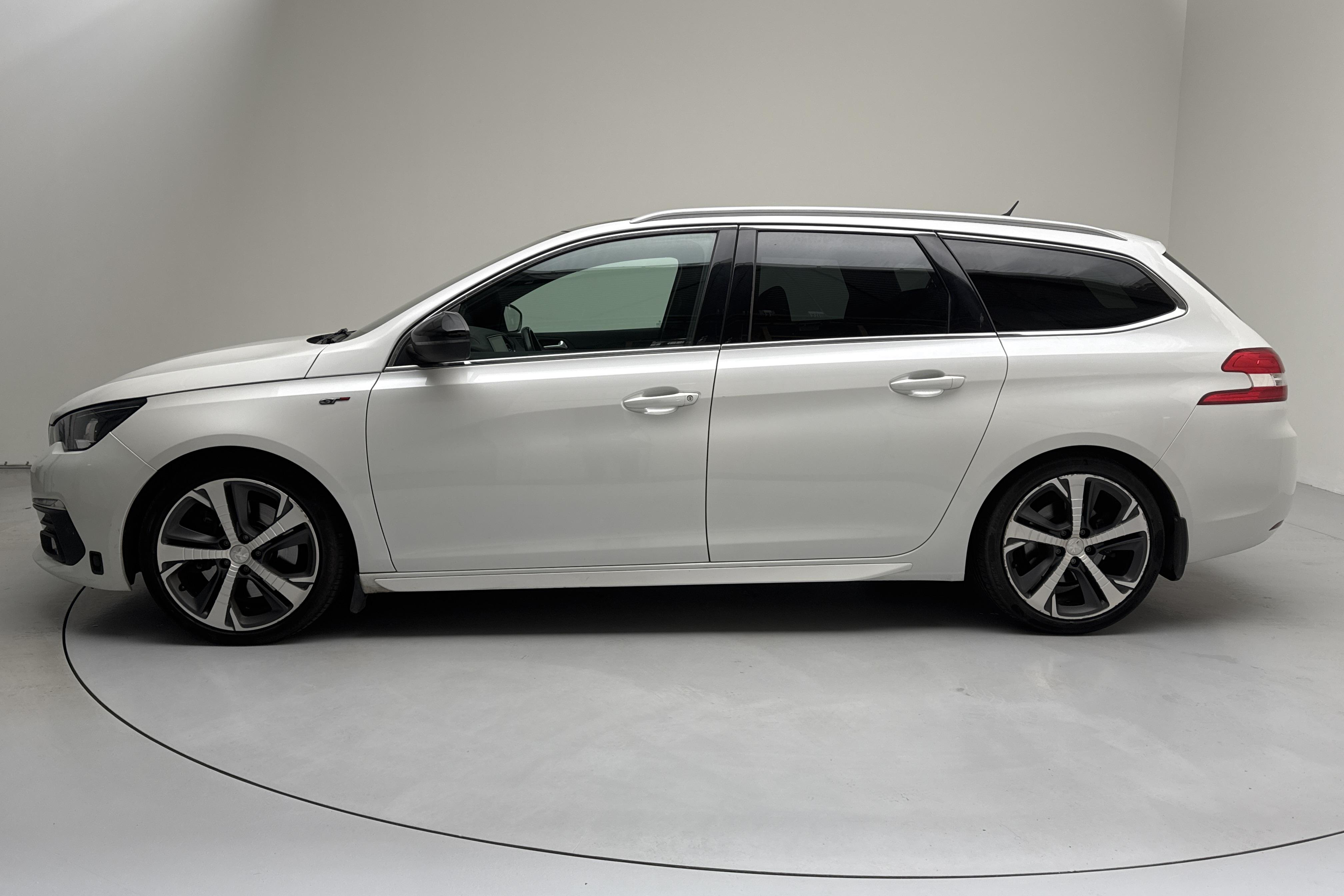 Peugeot 308 BlueHDi 5dr (180hk) - 166 220 km - Automatyczna - biały - 2018