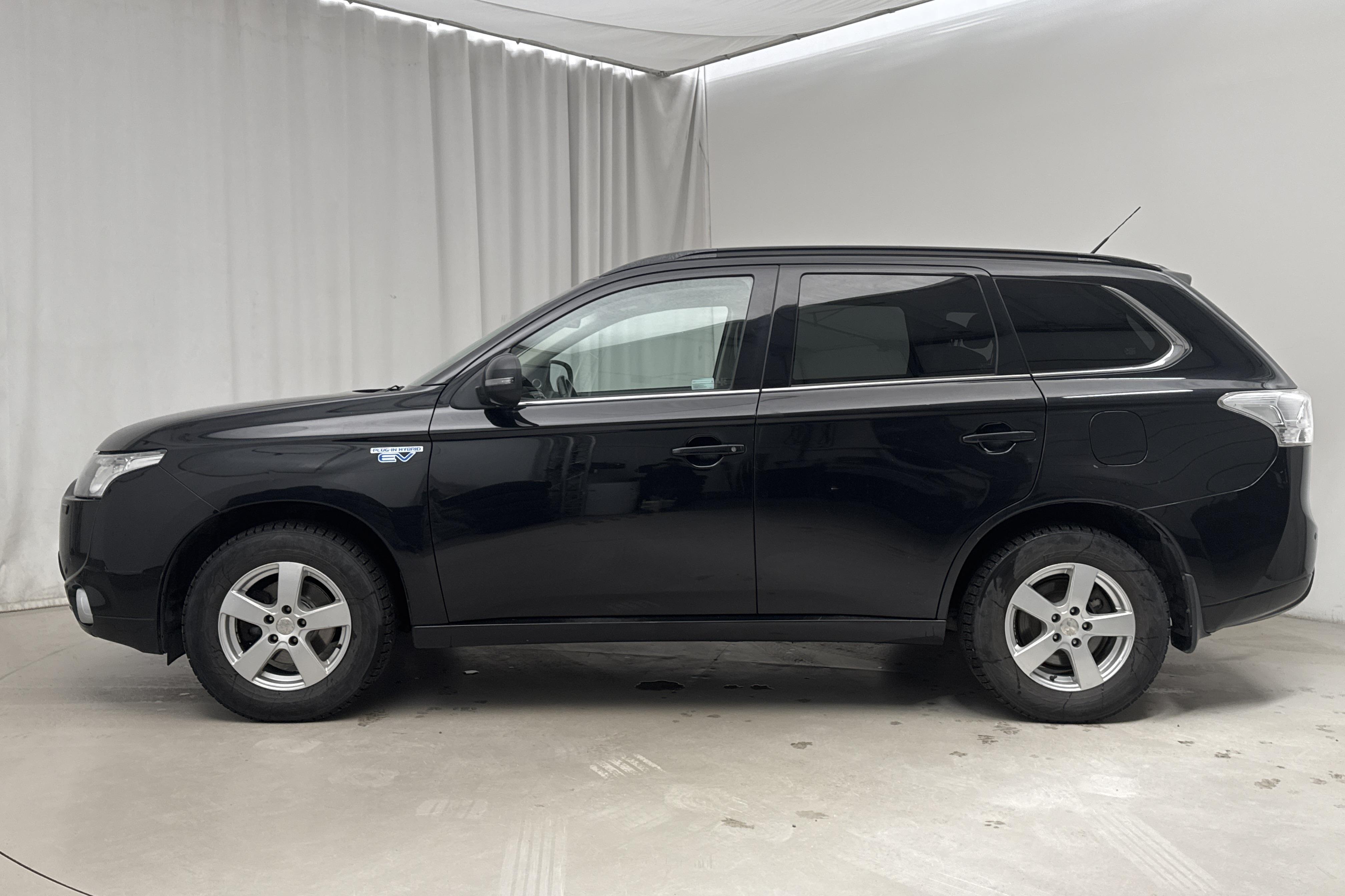 Mitsubishi Outlander 2.0 Plug-in Hybrid 4WD (121hk) - 149 180 km - Automatic - black - 2014