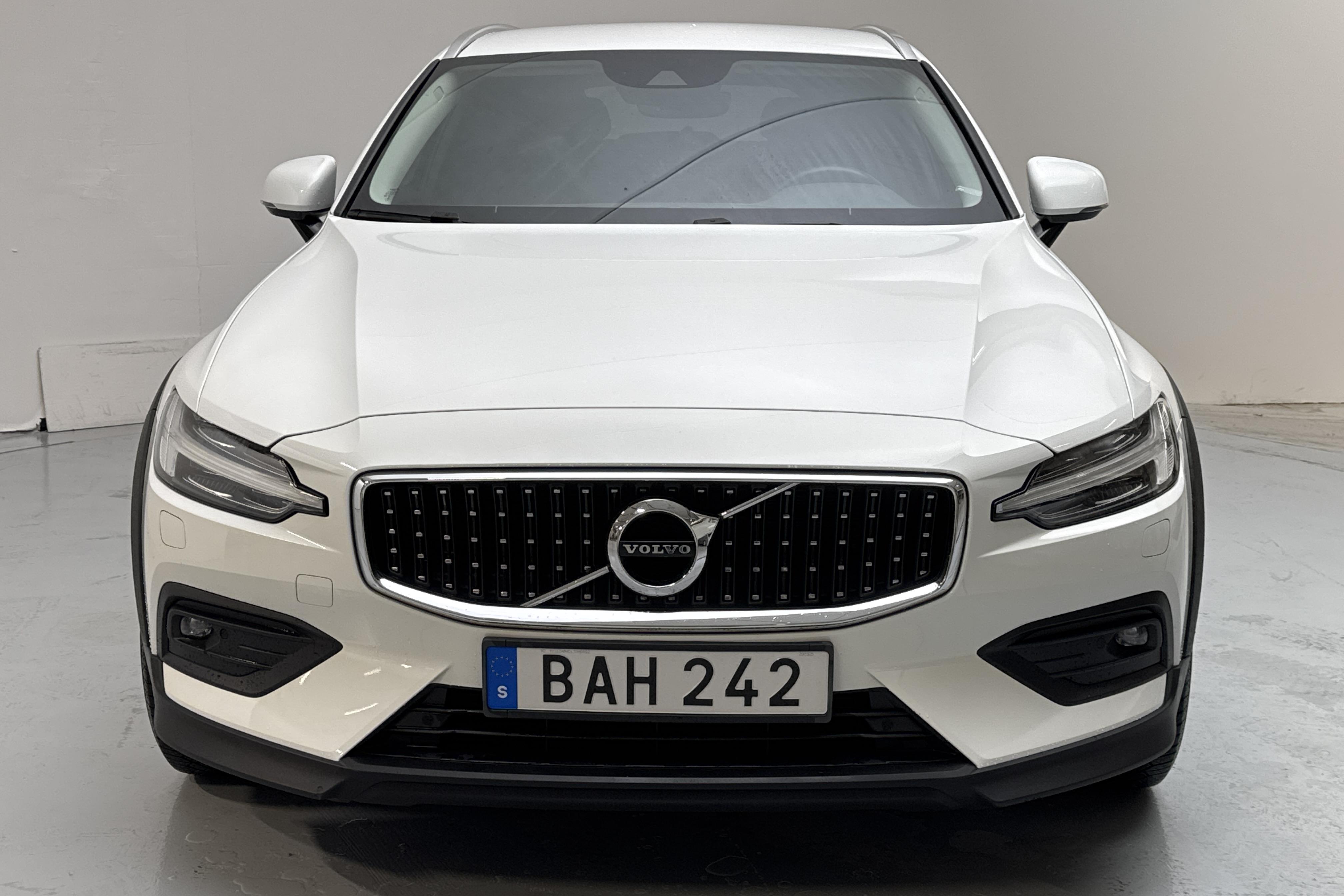 Volvo V60 D4 Cross Country AWD (190hk) - 73 860 km - Automaatne - valge - 2020