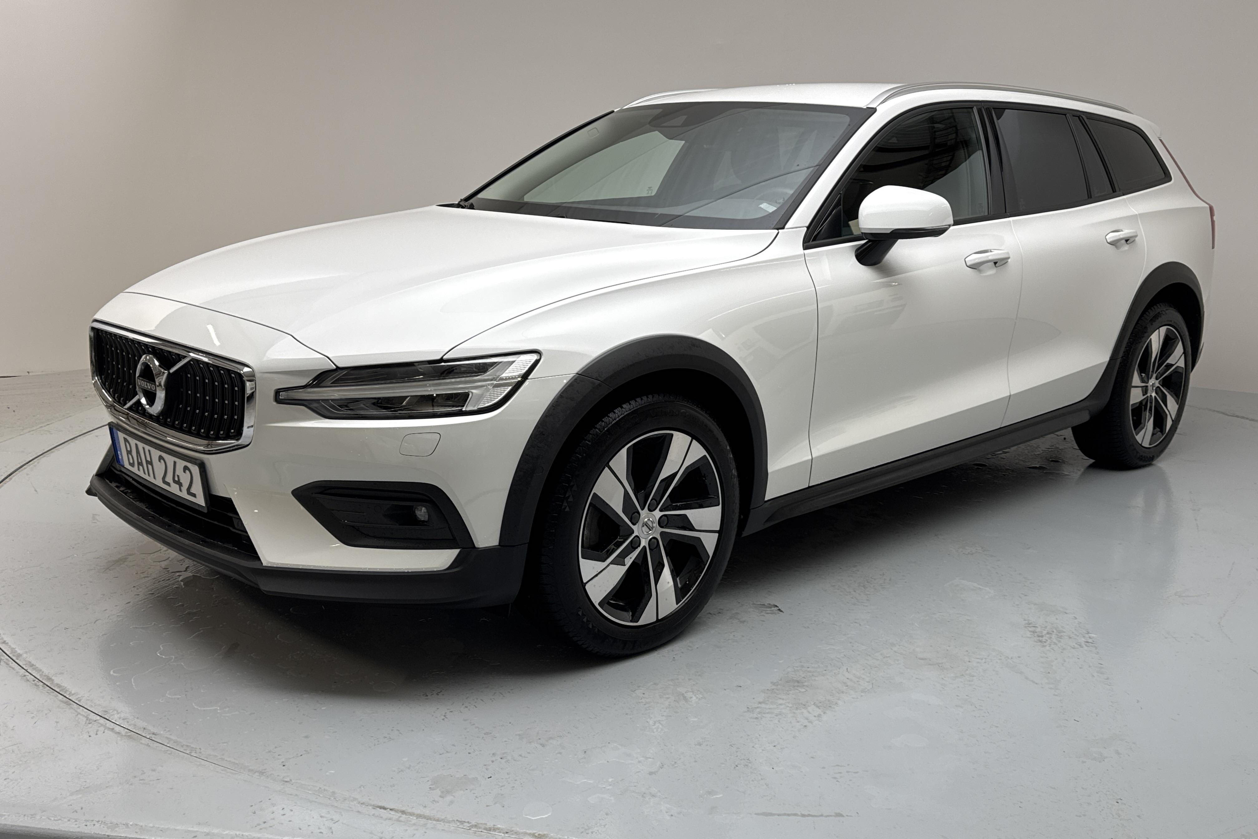 Volvo V60 D4 Cross Country AWD (190hk) - 73 860 km - Automaatne - valge - 2020