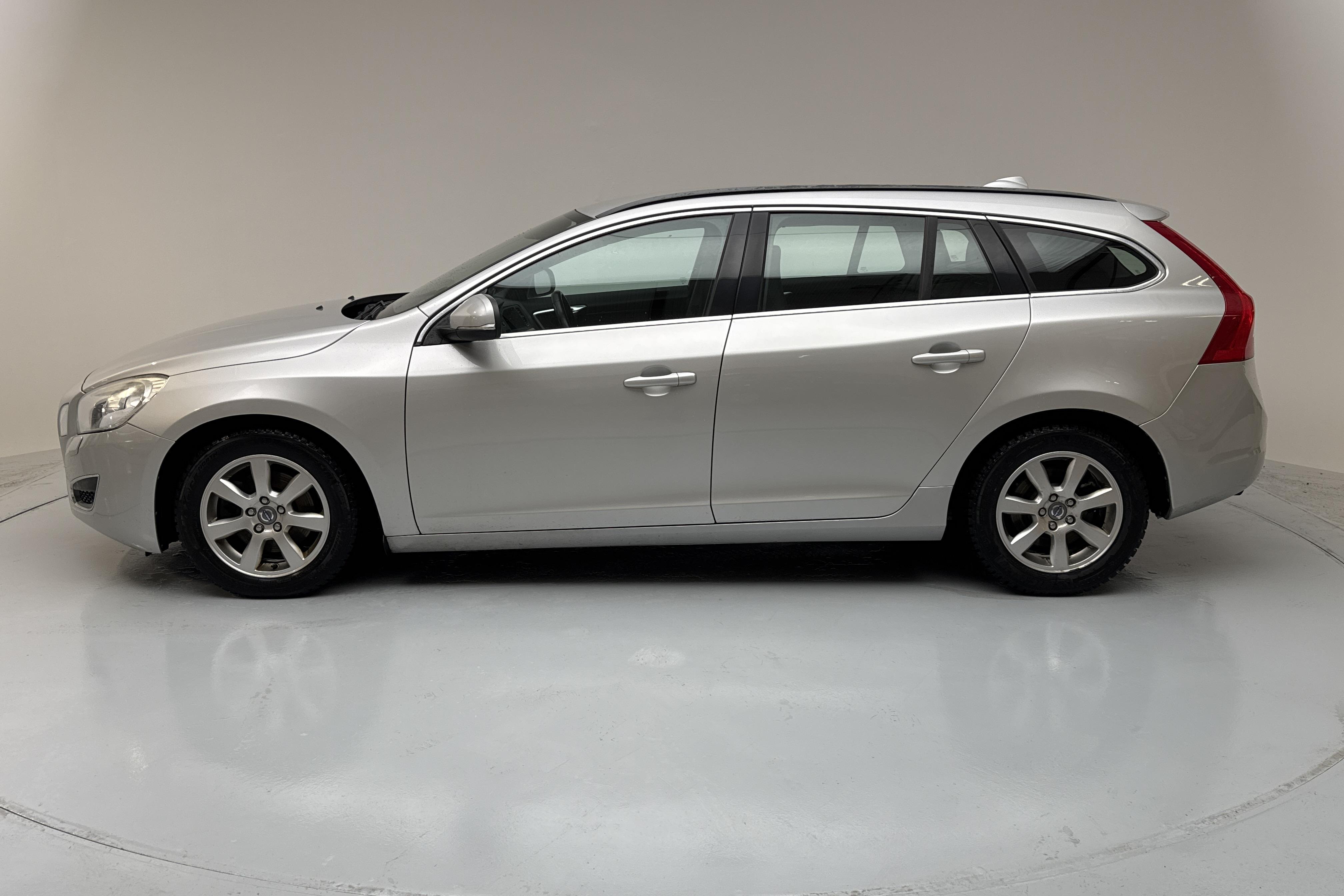 Volvo V60 D4 (163hk) - 23 792 mil - Automat - Light Grey - 2013