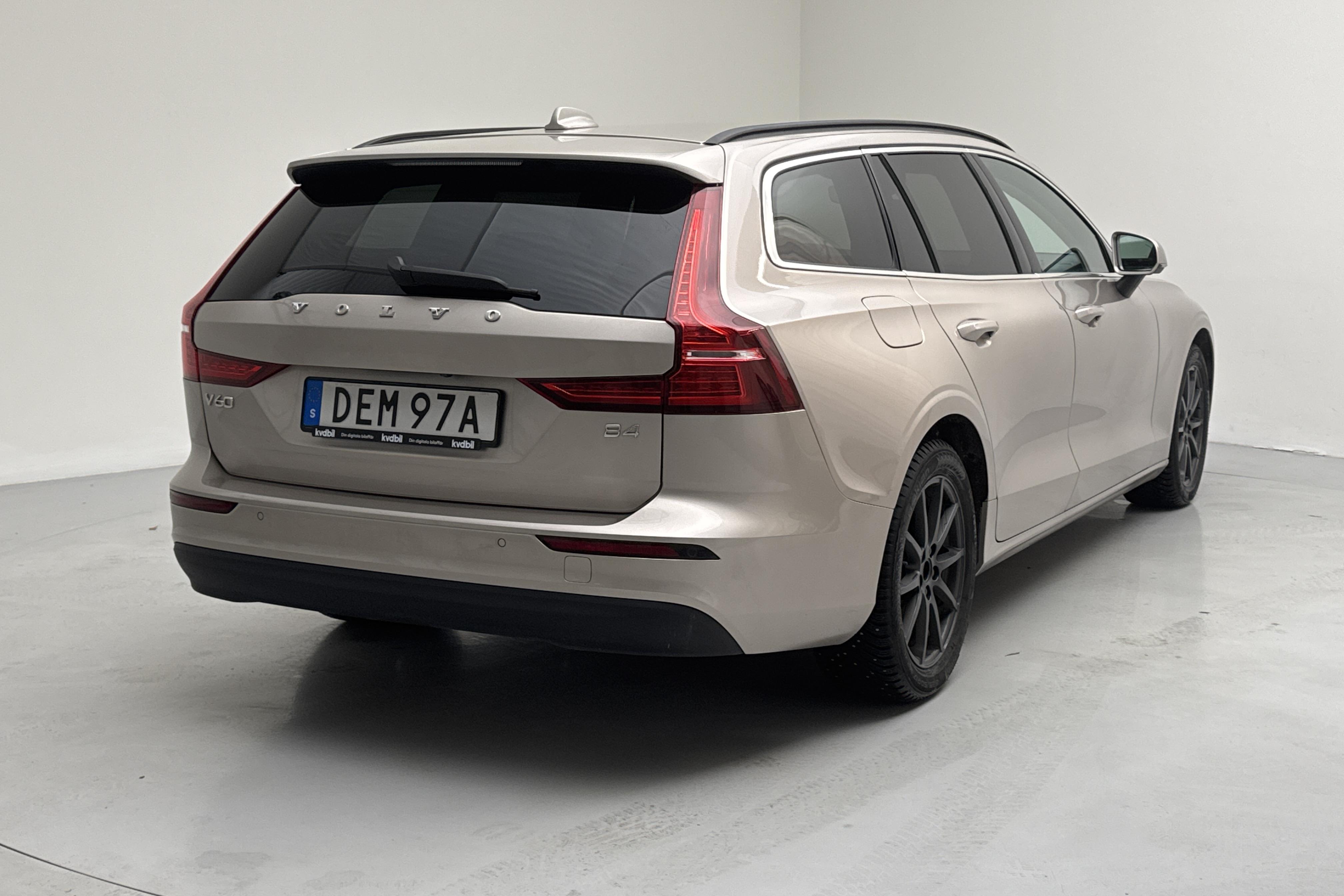 Volvo V60 B4 Mildhybrid, Diesel (197hk) - 5 817 mil - Automat - Light Grey - 2023