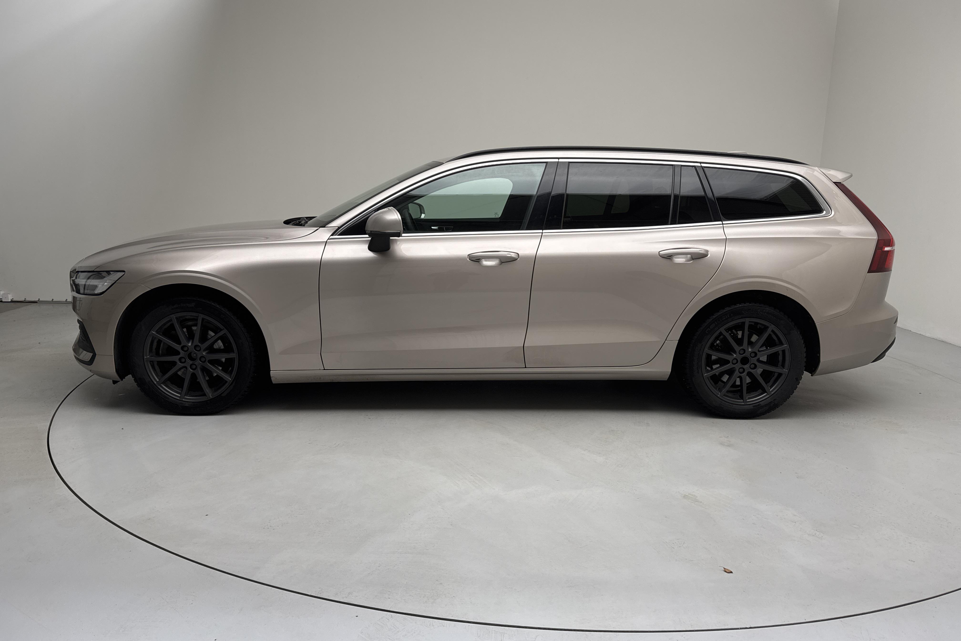 Volvo V60 B4 Mildhybrid, Diesel (197hk) - 5 817 mil - Automat - Light Grey - 2023