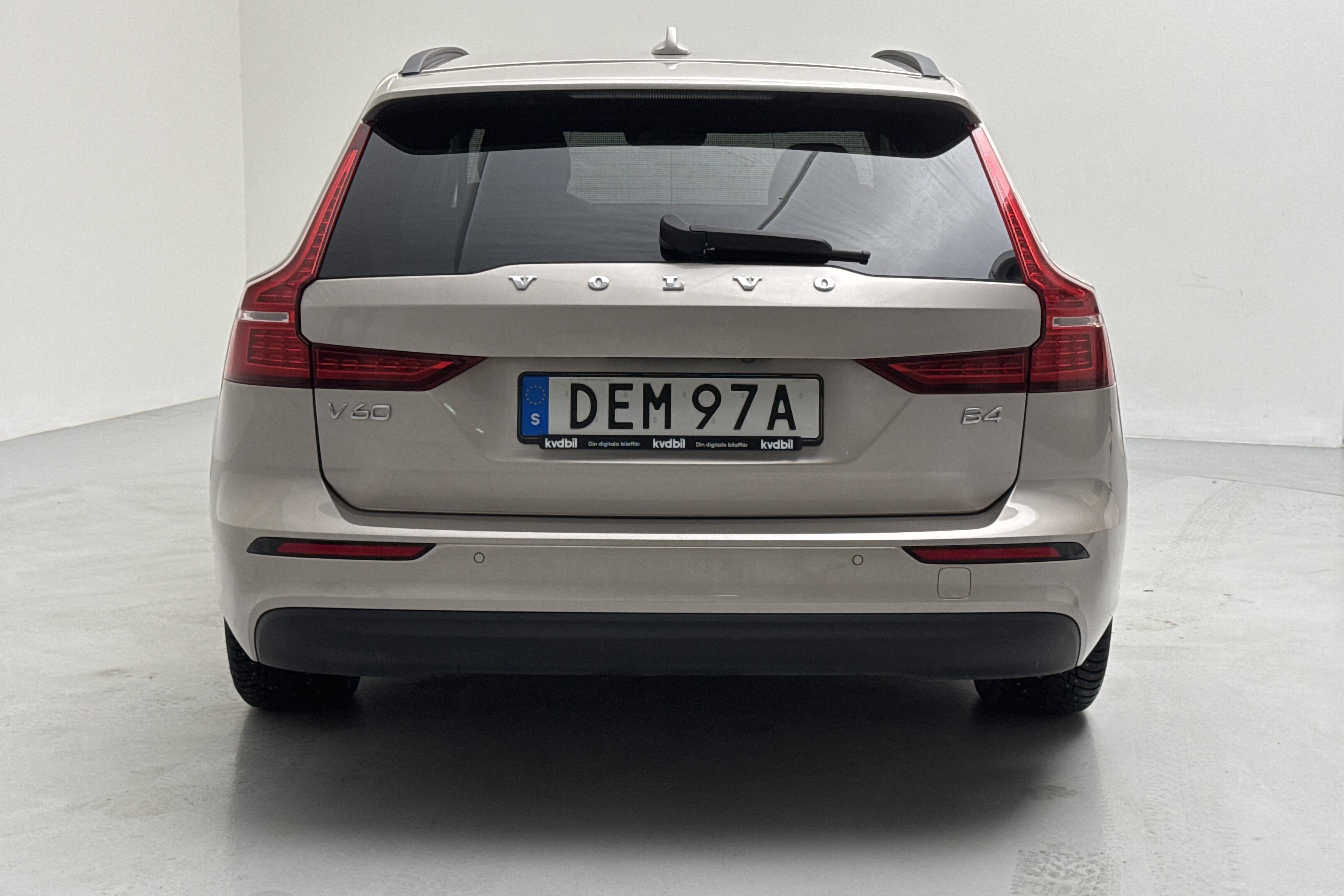 Volvo V60 B4 Mildhybrid, Diesel (197hk) - 5 817 mil - Automat - Light Grey - 2023