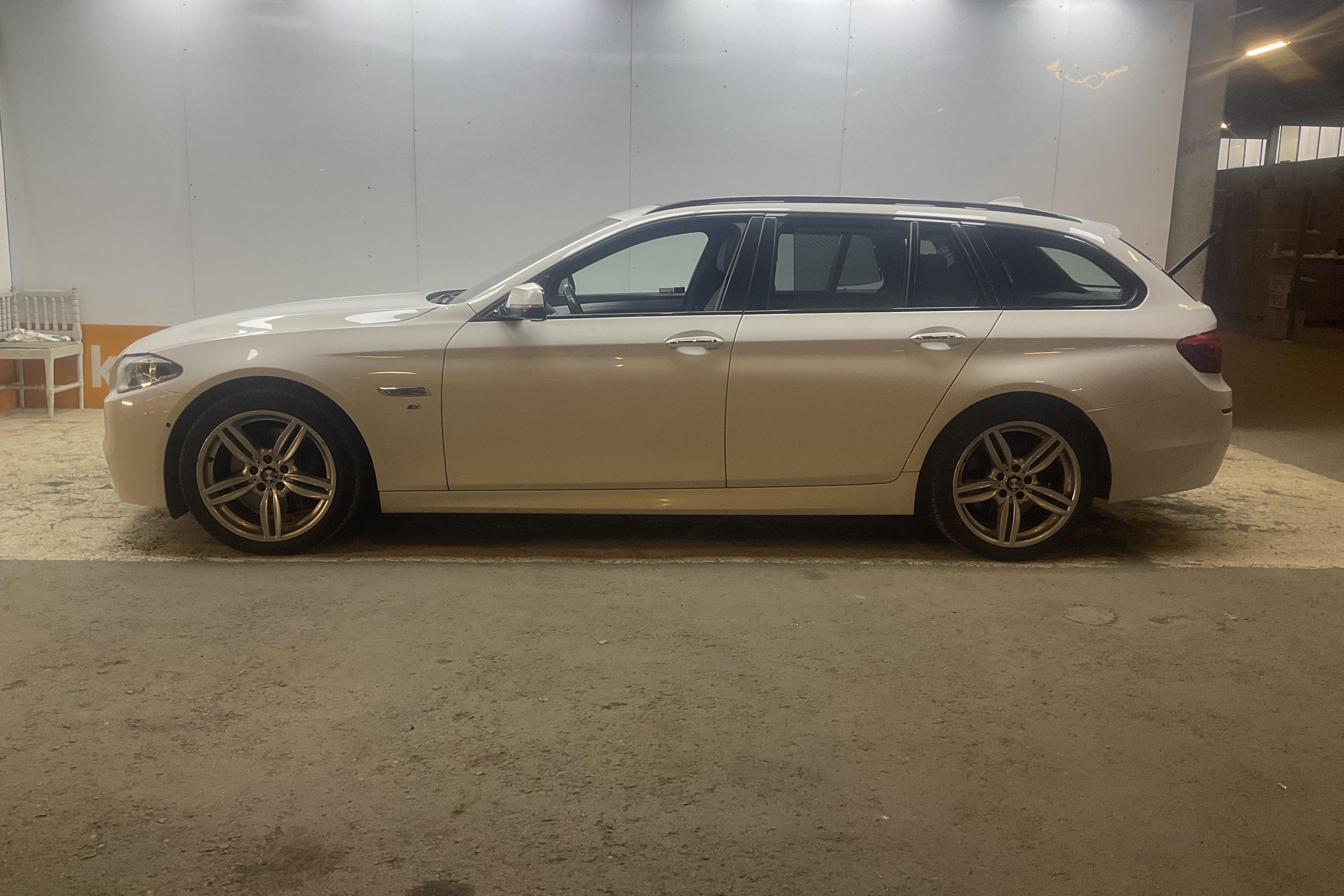 BMW 535d xDrive Touring, F11 (313hk) - 0 mil - Automat - vit - 2017