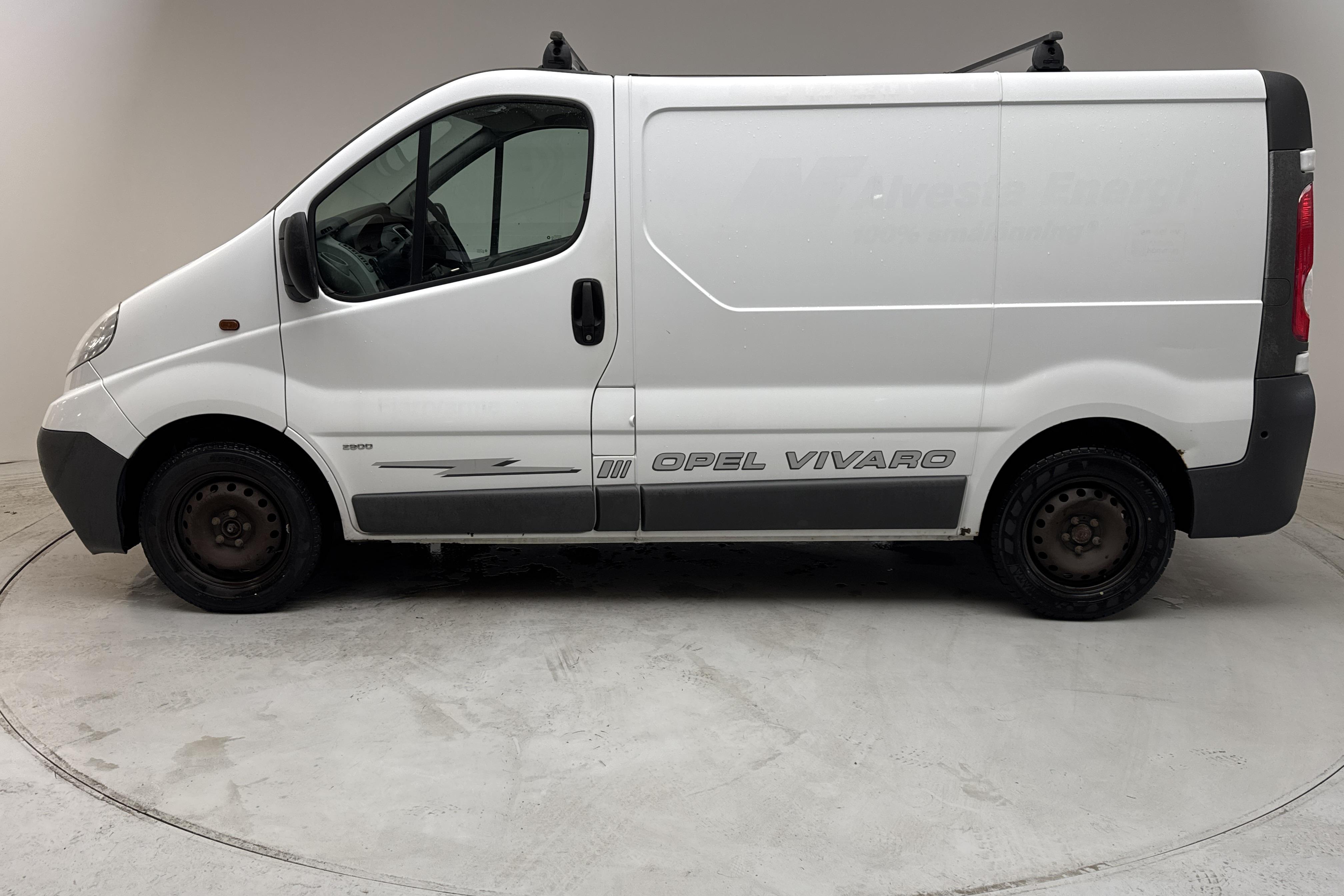 Opel Vivaro 2.0 CDTI (114hk) - 17 639 mil - Manuell - vit - 2011