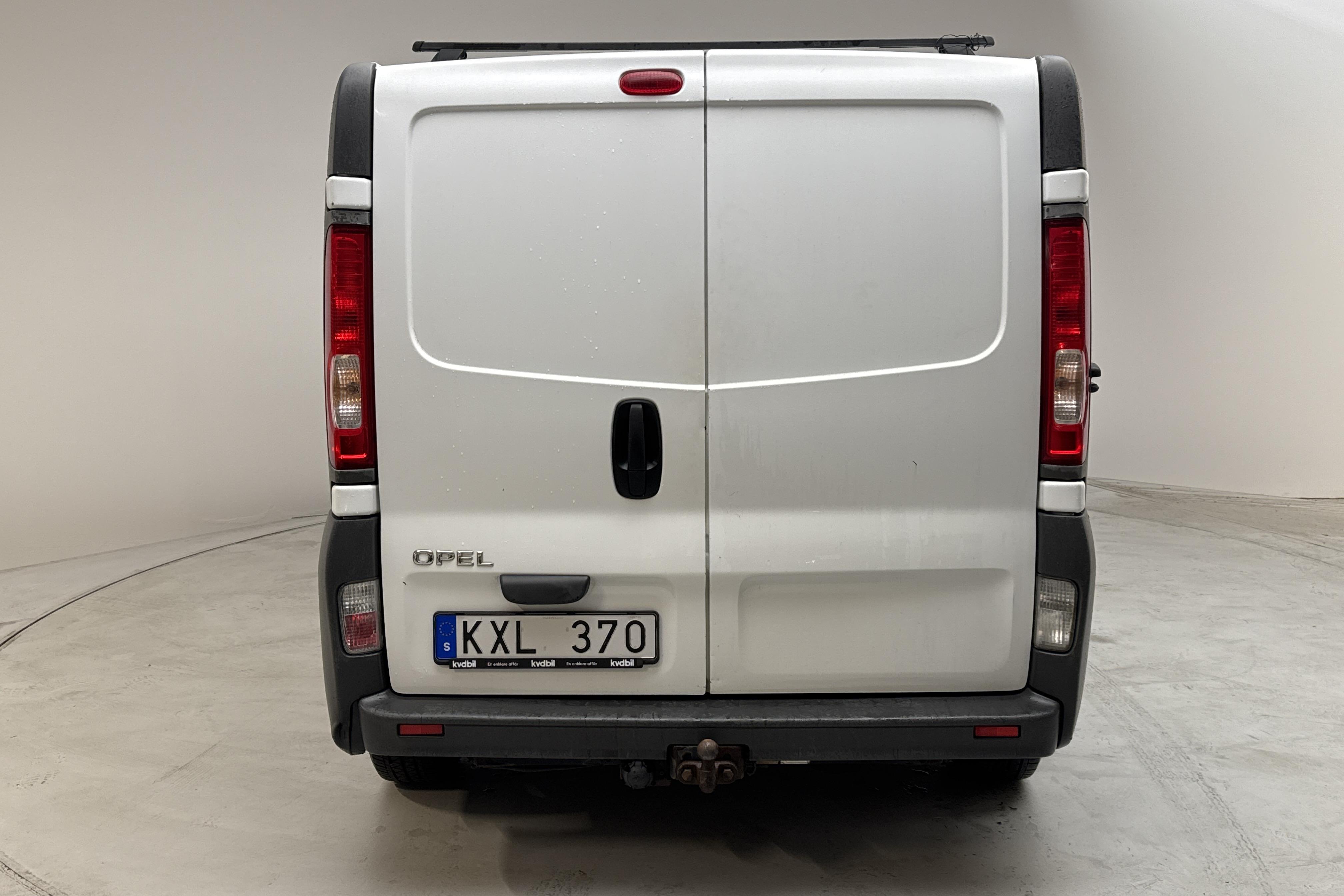 Opel Vivaro 2.0 CDTI (114hk) - 17 639 mil - Manuell - vit - 2011