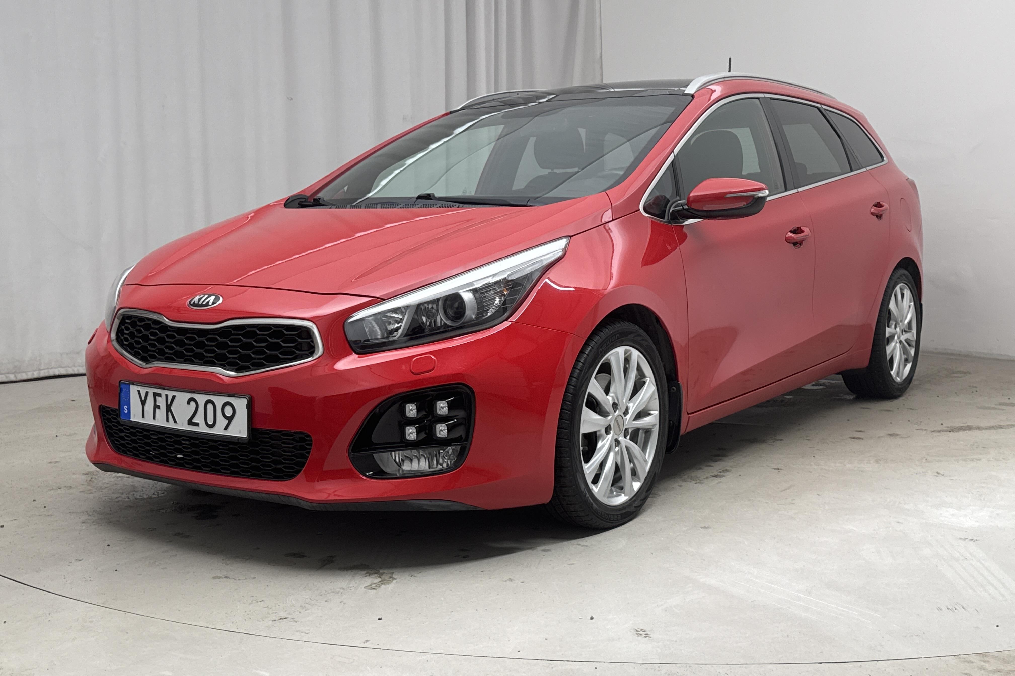 KIA Cee'd 1.6 CRDi SW (136hk) - 57 310 km - Automatic - red - 2016