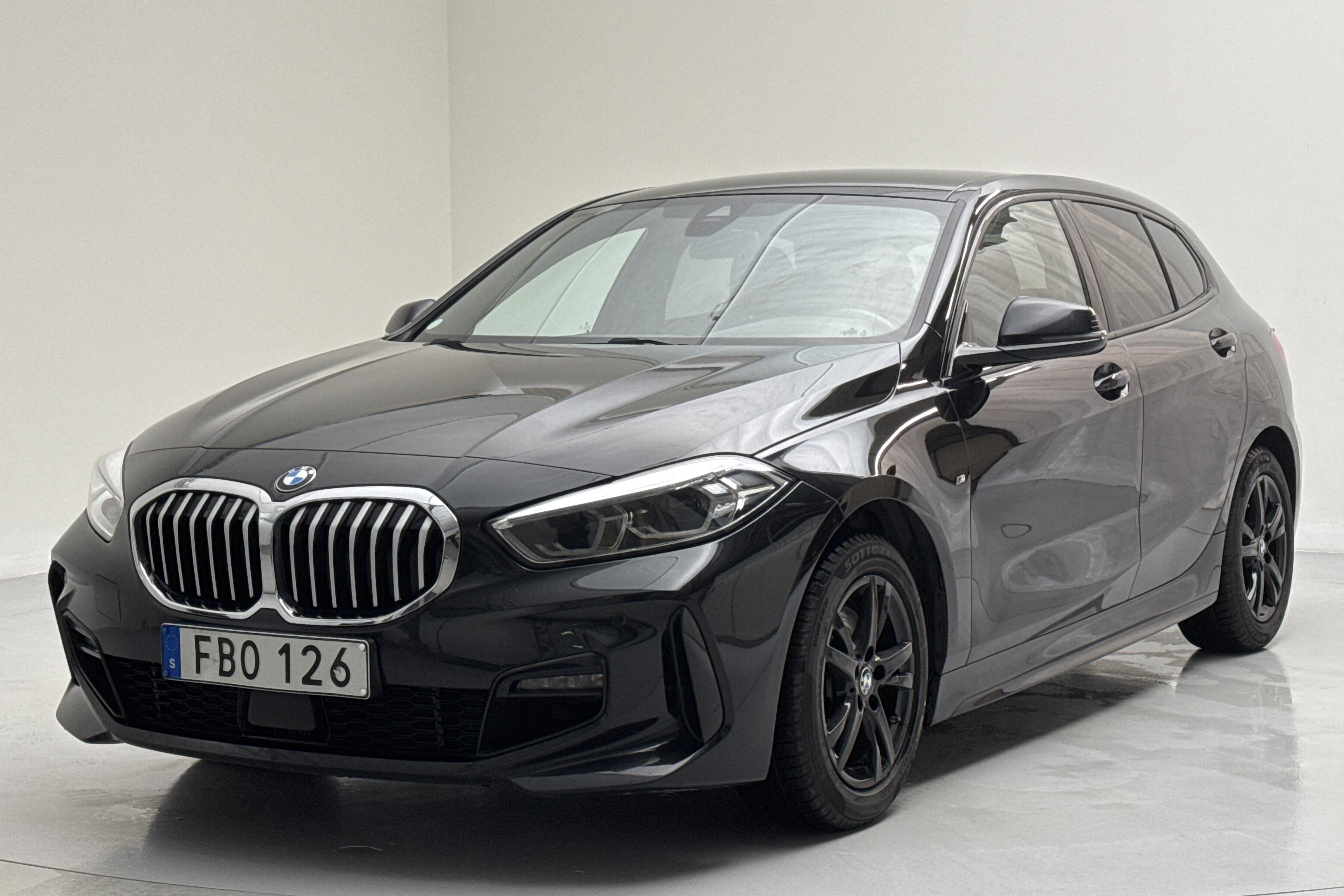 BMW 118i 5dr, F40 (140hk) - 74 280 km - Automaatne - must - 2020