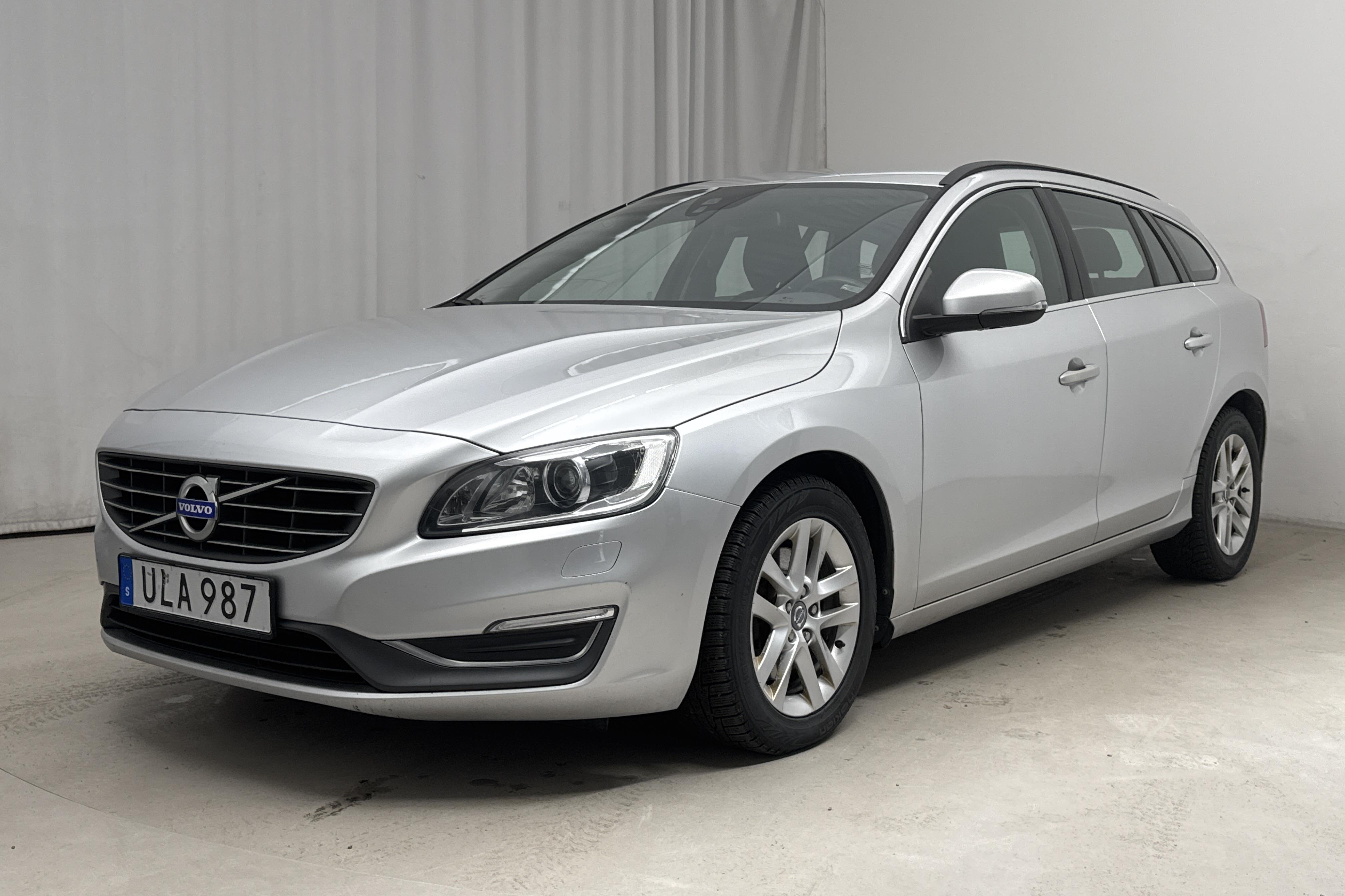 Volvo V60 D4 (181hk) - 14 988 mil - Automat - silver - 2015