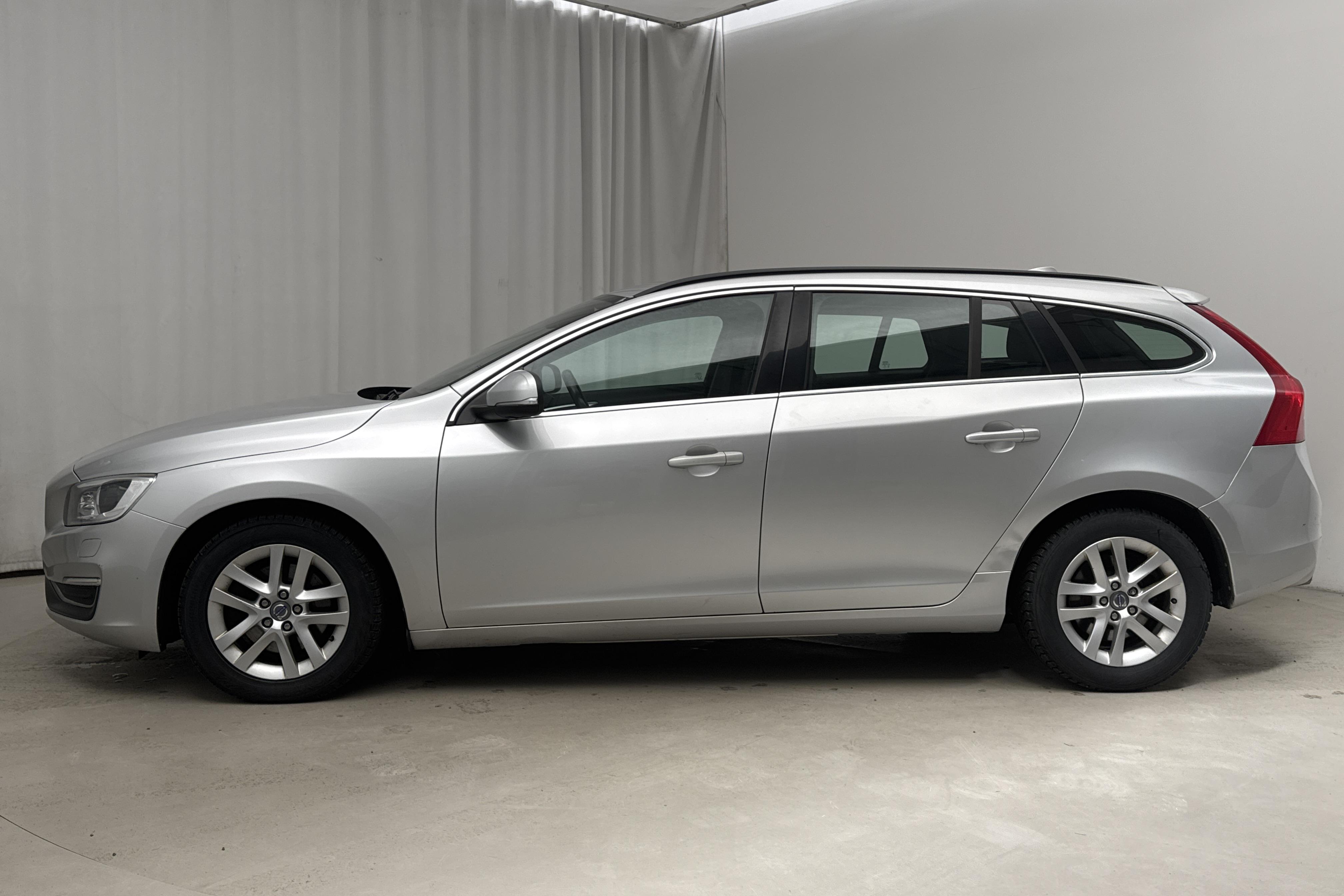 Volvo V60 D4 (181hk) - 14 988 mil - Automat - silver - 2015