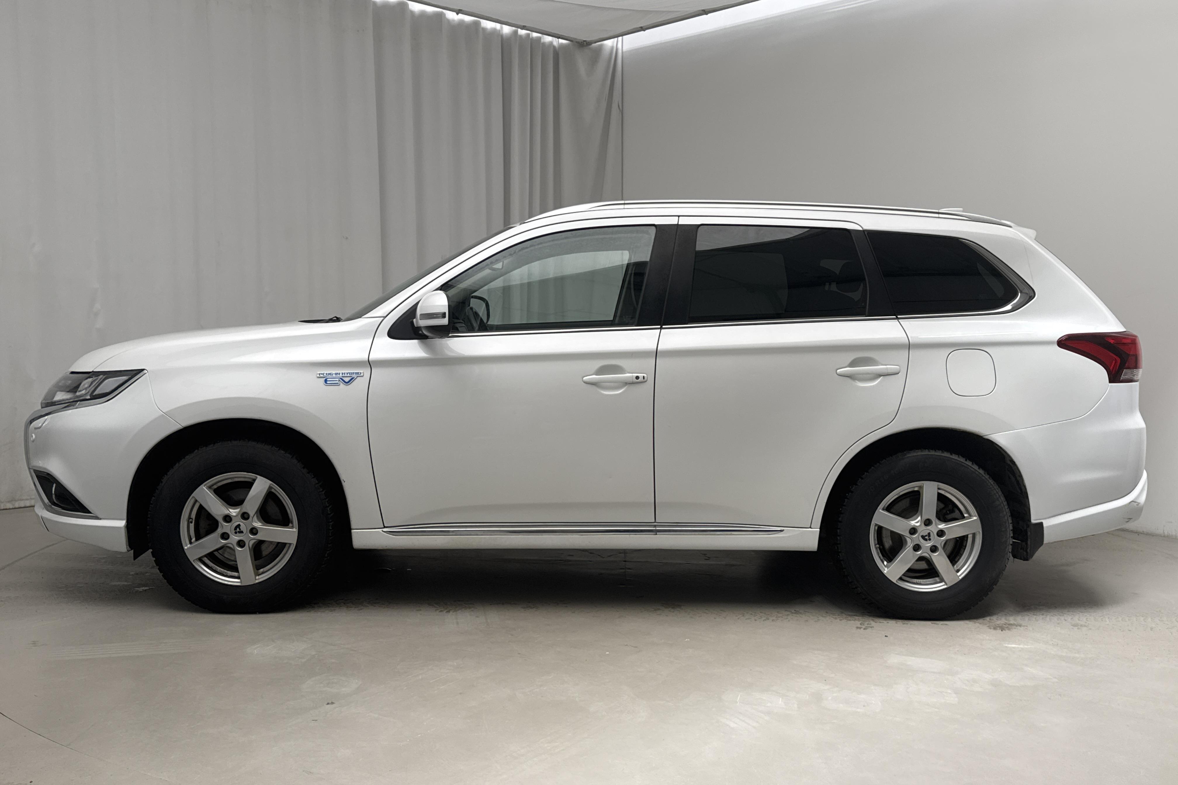 Mitsubishi Outlander 2.0 Plug-in Hybrid 4WD (121hk) - 234 790 km - Automaattinen - valkoinen - 2018