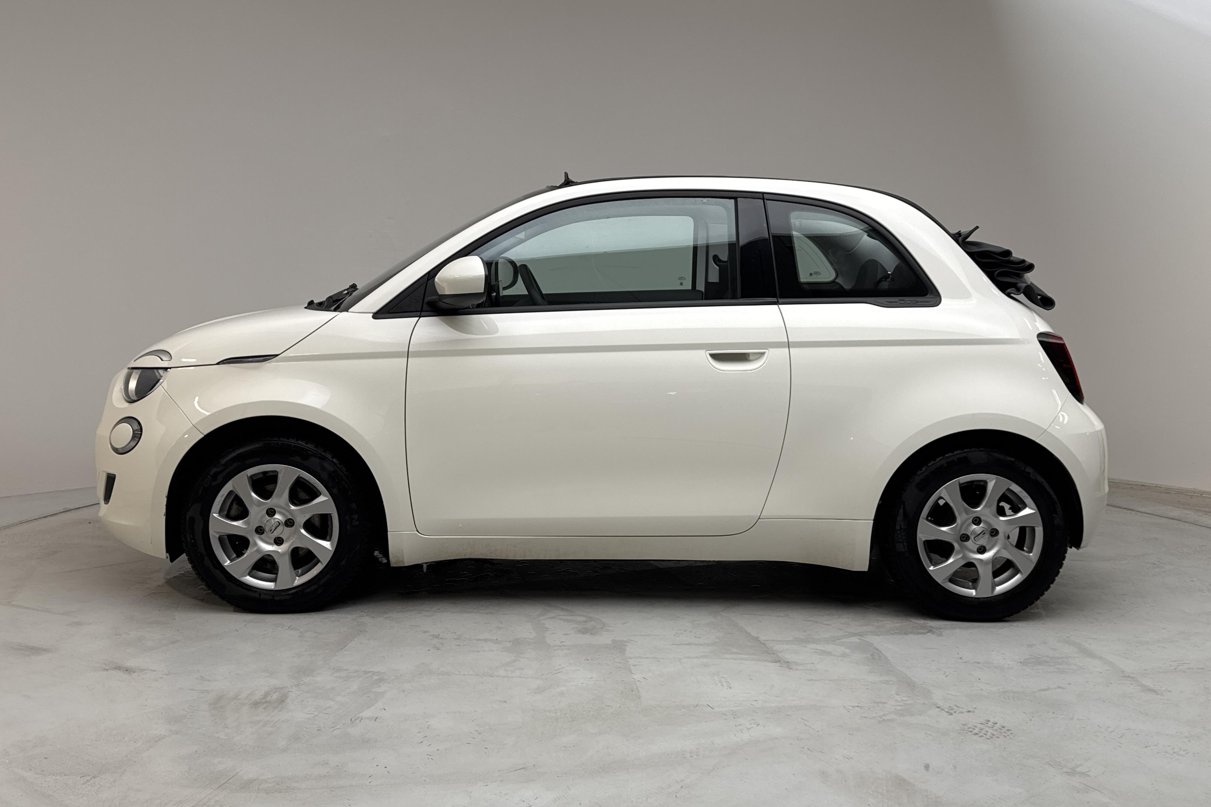 Fiat 500e Cabriolet (118hk) - 4 679 mil - Manuell - vit - 2021