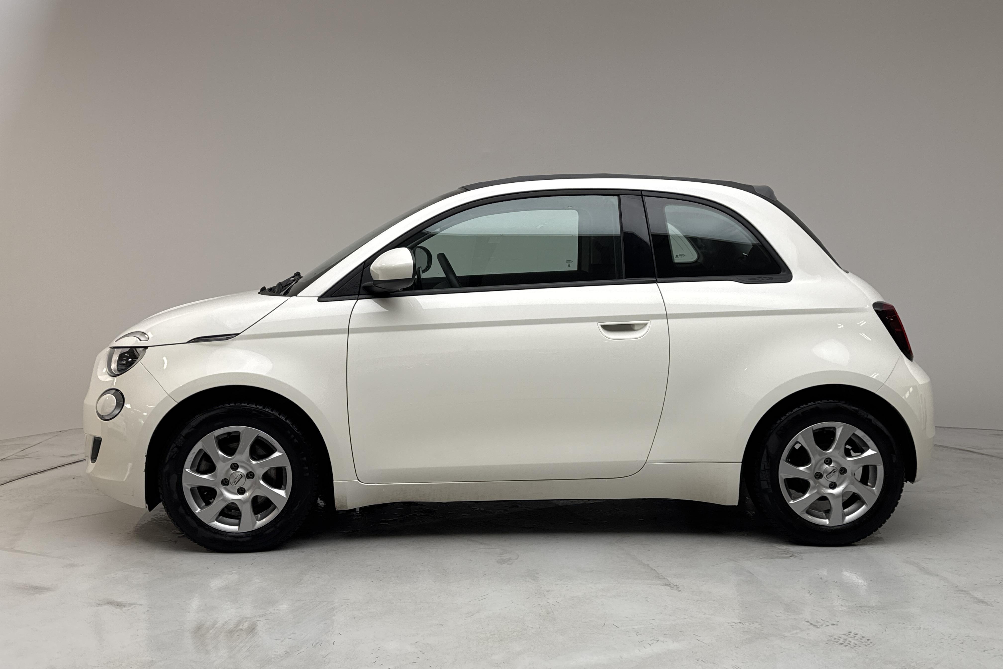 Fiat 500e Cabriolet (118hk) - 4 679 mil - Manuell - vit - 2021