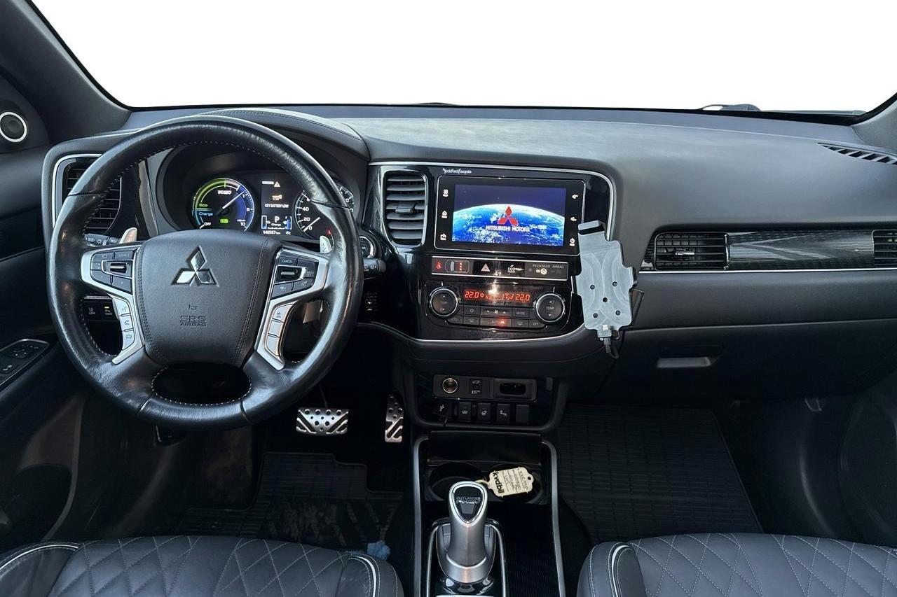 Mitsubishi Outlander 2.4 Plug-in Hybrid 4WD (136hk) - 14 057 mil - Automat - vit - 2019