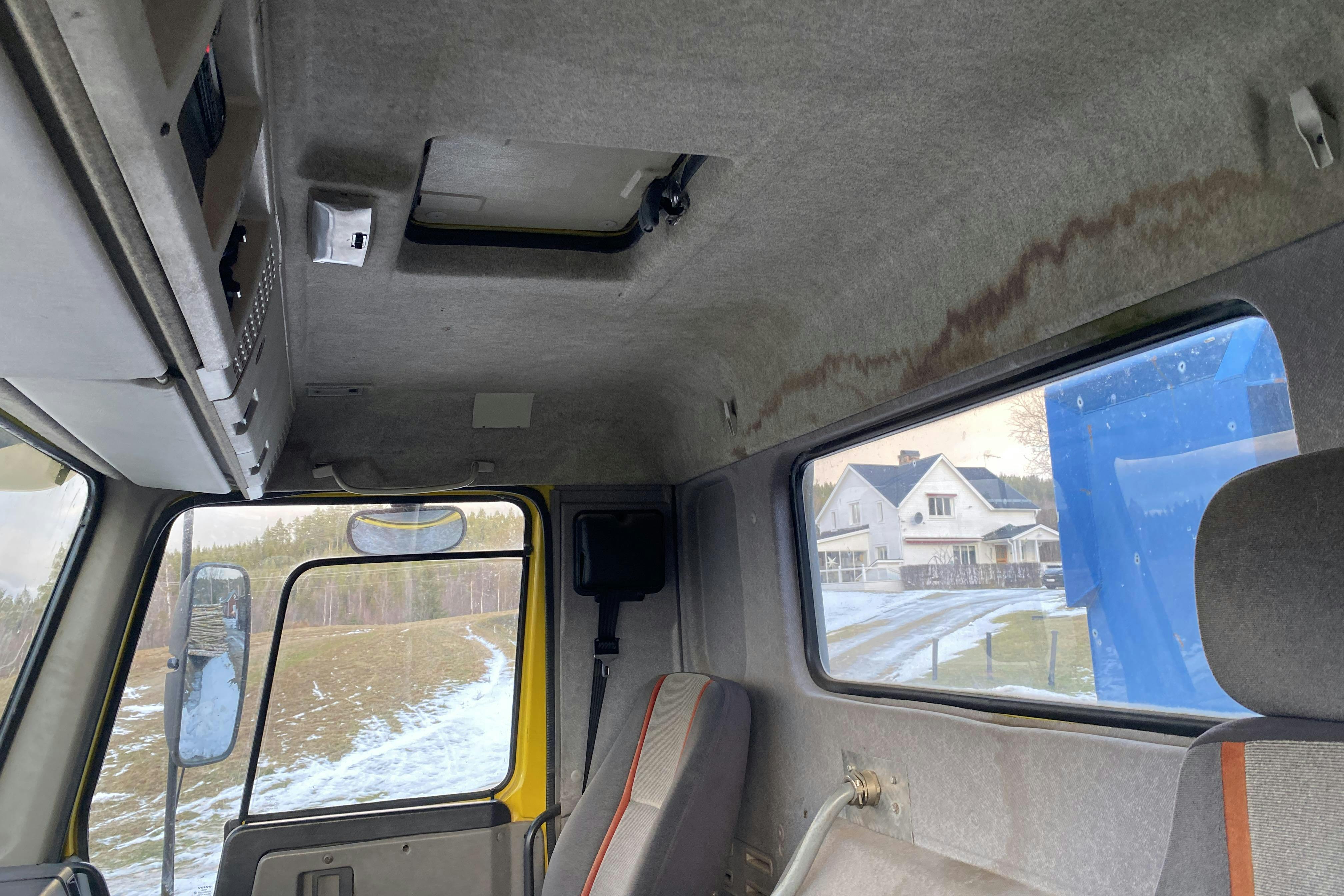 VOLVO FL10 6X2 - 293 887 km - Automatic - yellow - 1991