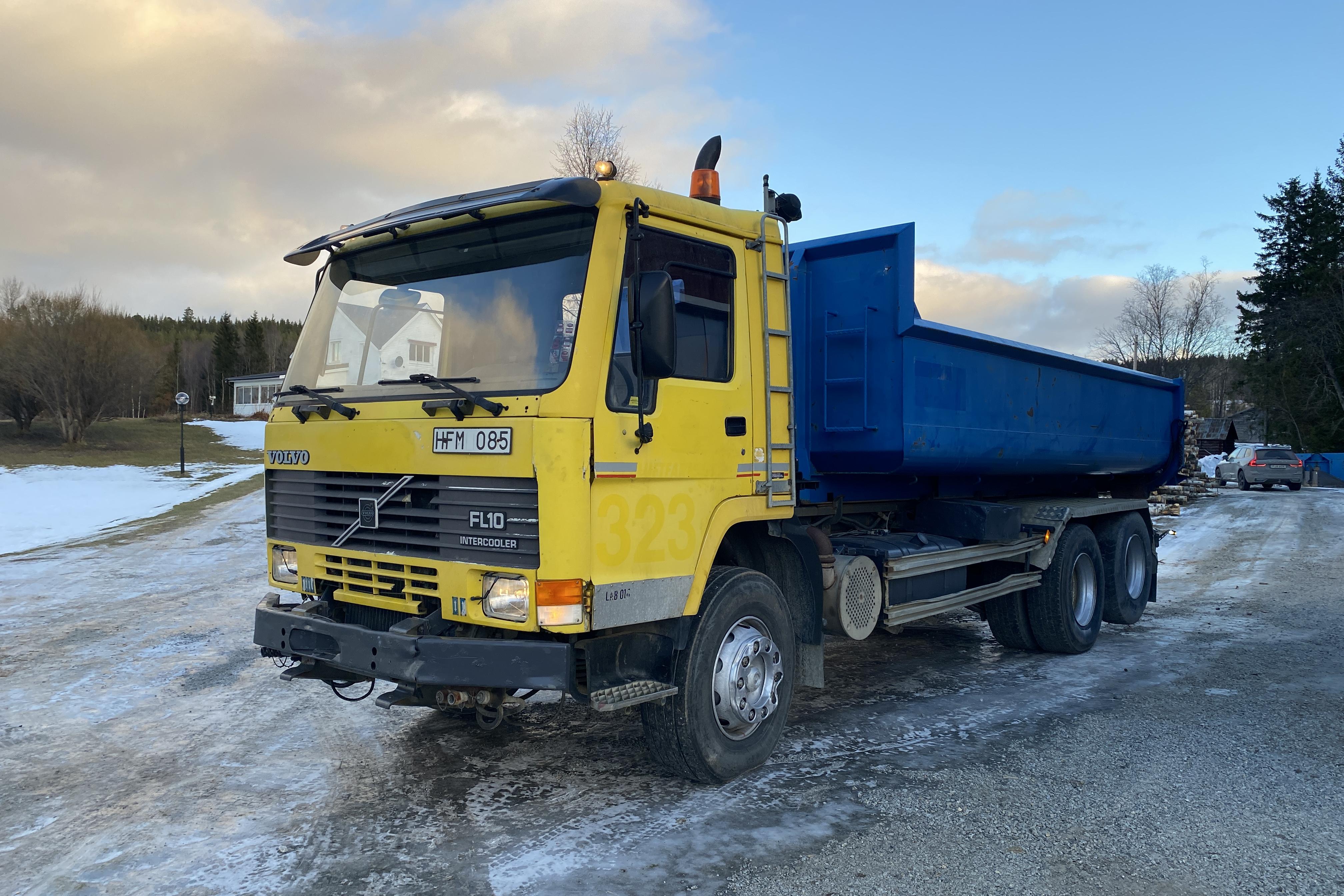 VOLVO FL10 6X2 - 293 887 km - Automatic - yellow - 1991