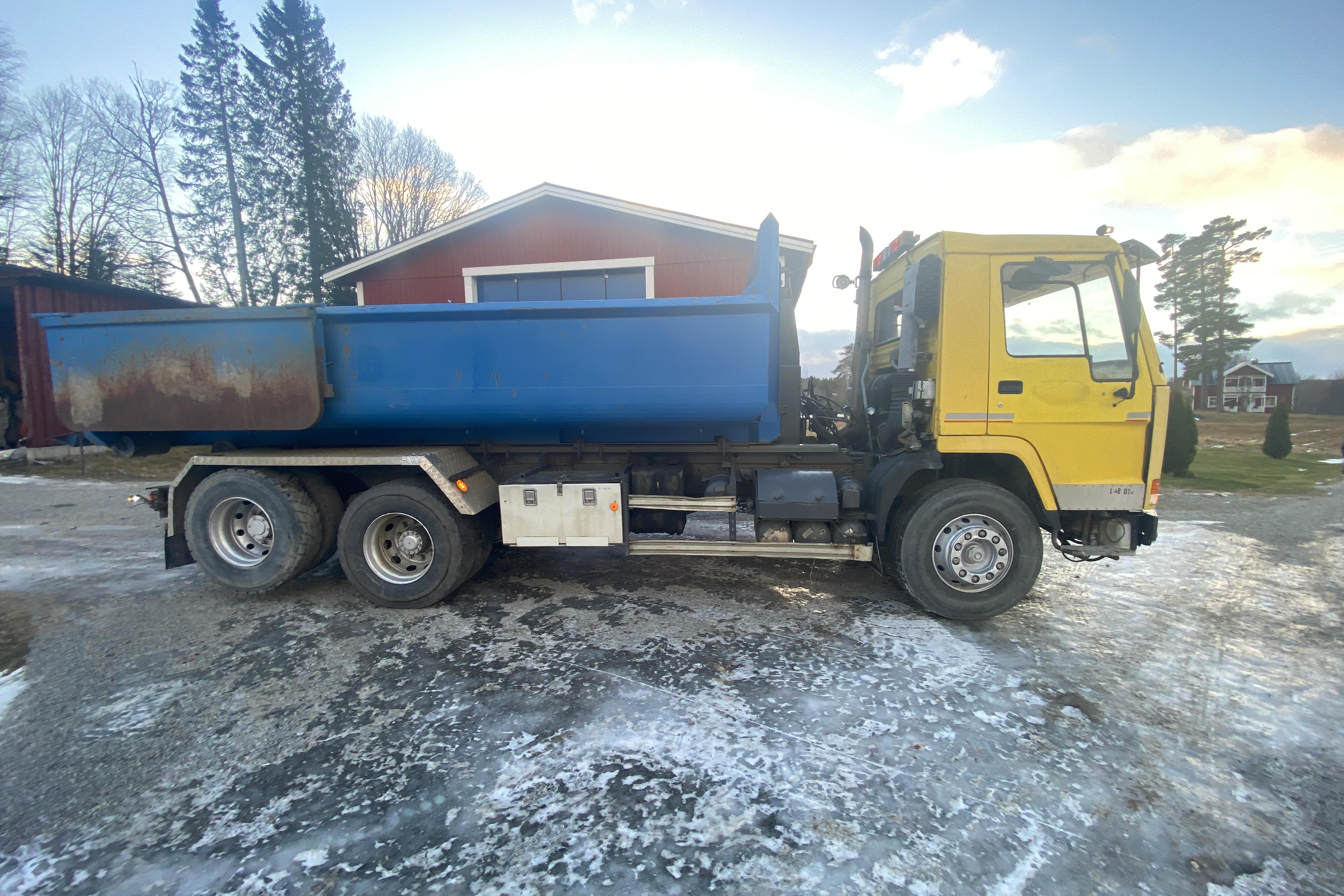 VOLVO FL10 6X2 - 293 887 km - Automatic - yellow - 1991