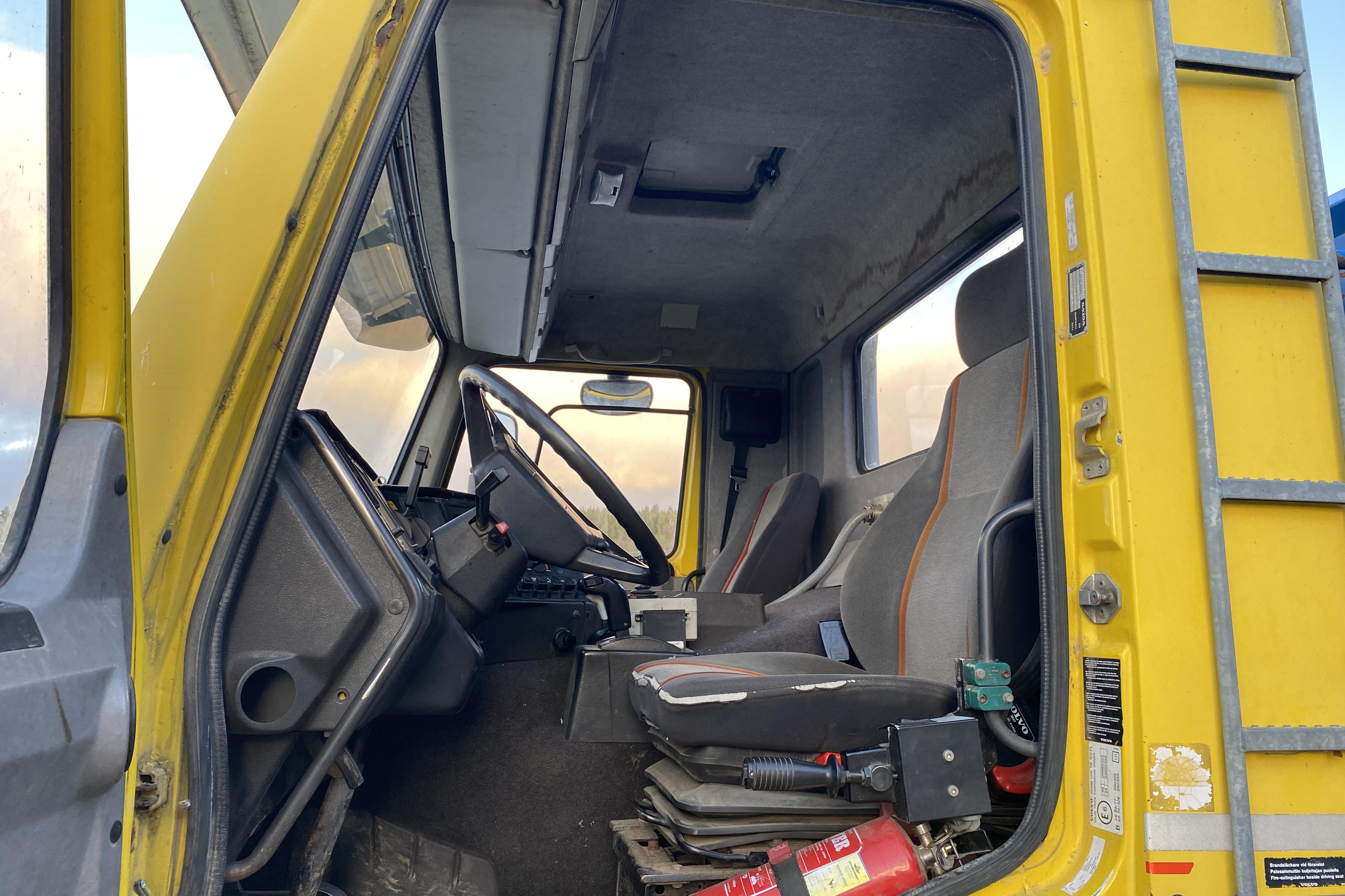 VOLVO FL10 6X2 - 293 887 km - Automatic - yellow - 1991