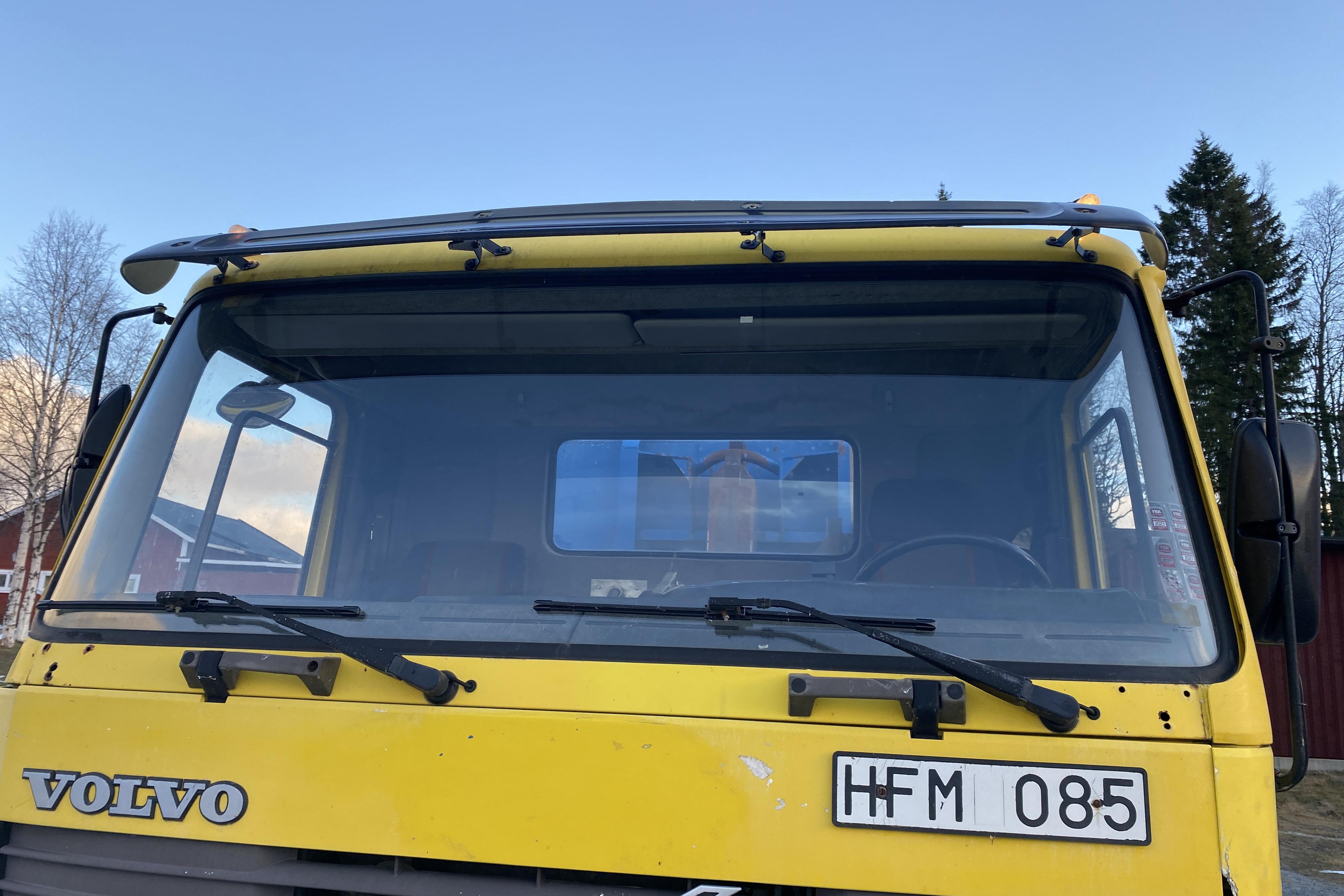 VOLVO FL10 6X2 - 293 887 km - Automatic - yellow - 1991