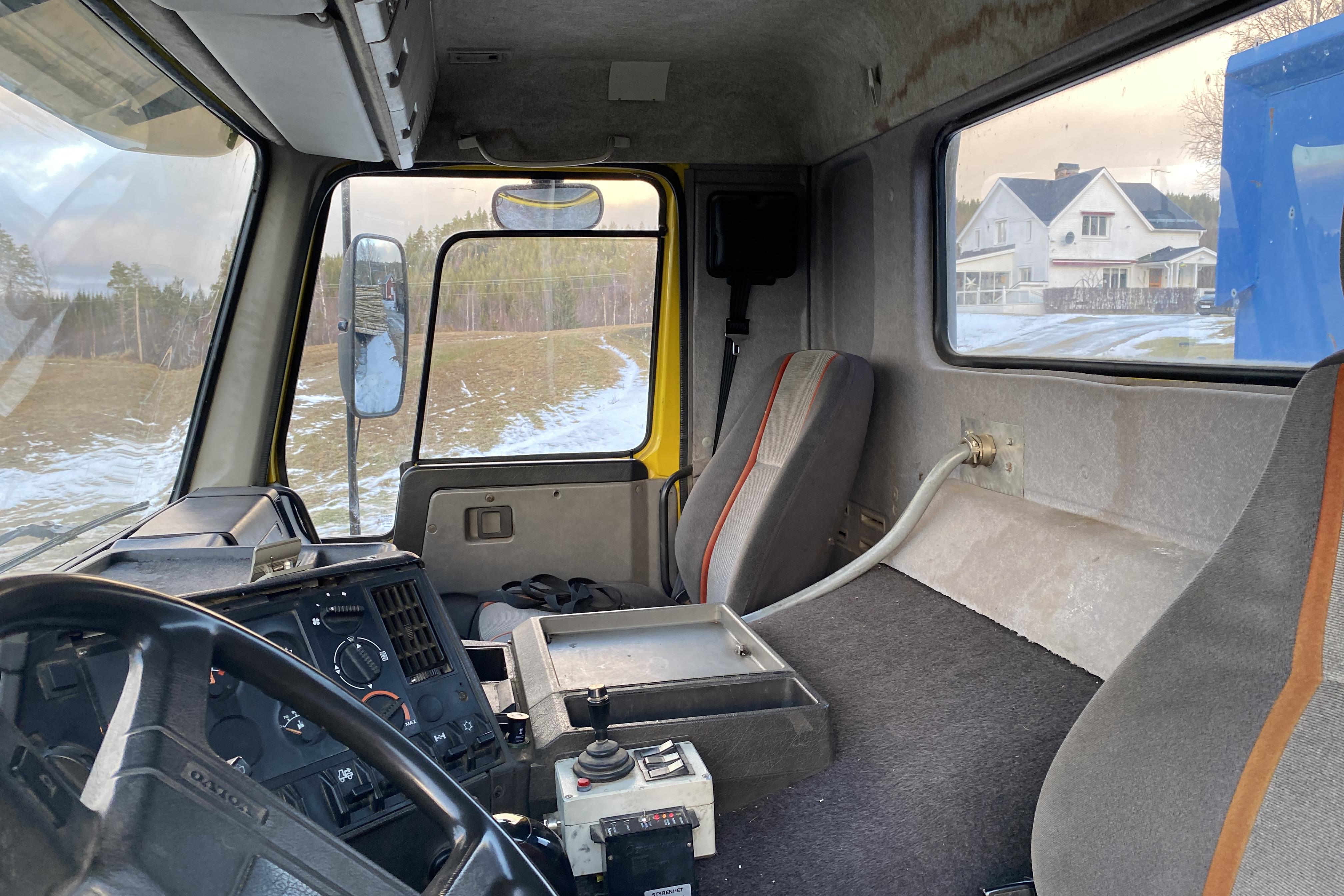 VOLVO FL10 6X2 - 293 887 km - Automatic - yellow - 1991