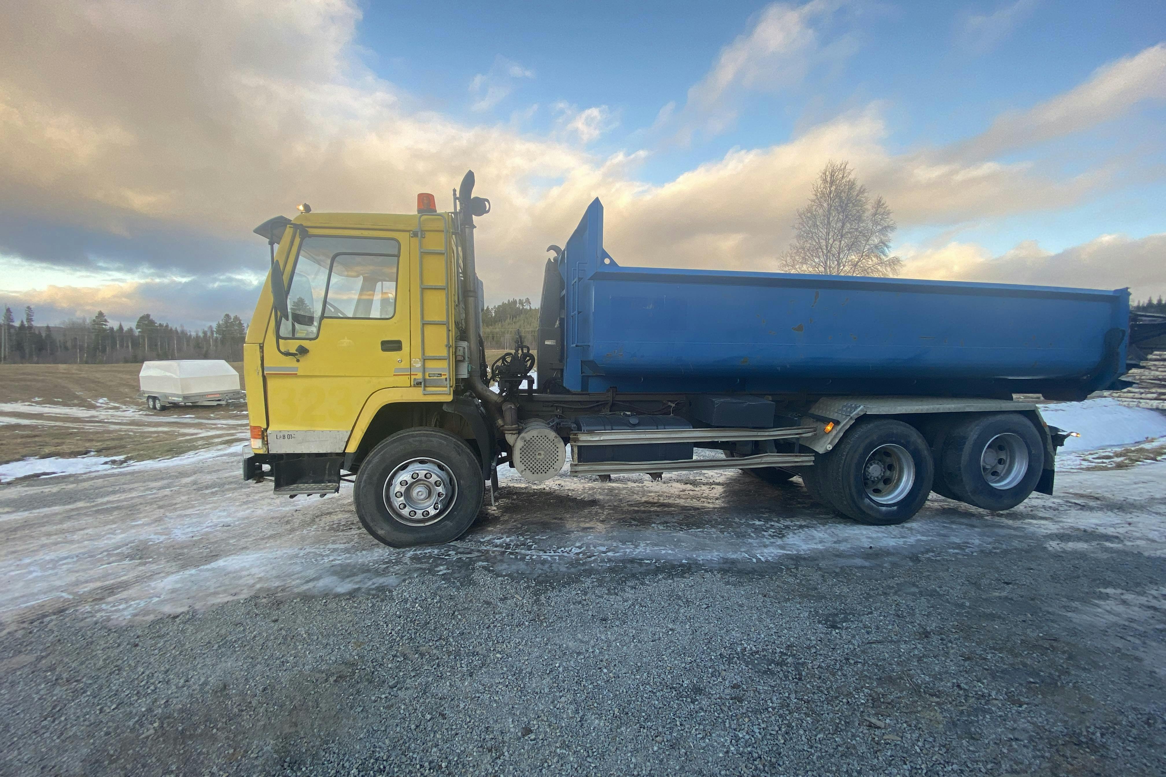 VOLVO FL10 6X2 - 293 887 km - Automatic - yellow - 1991