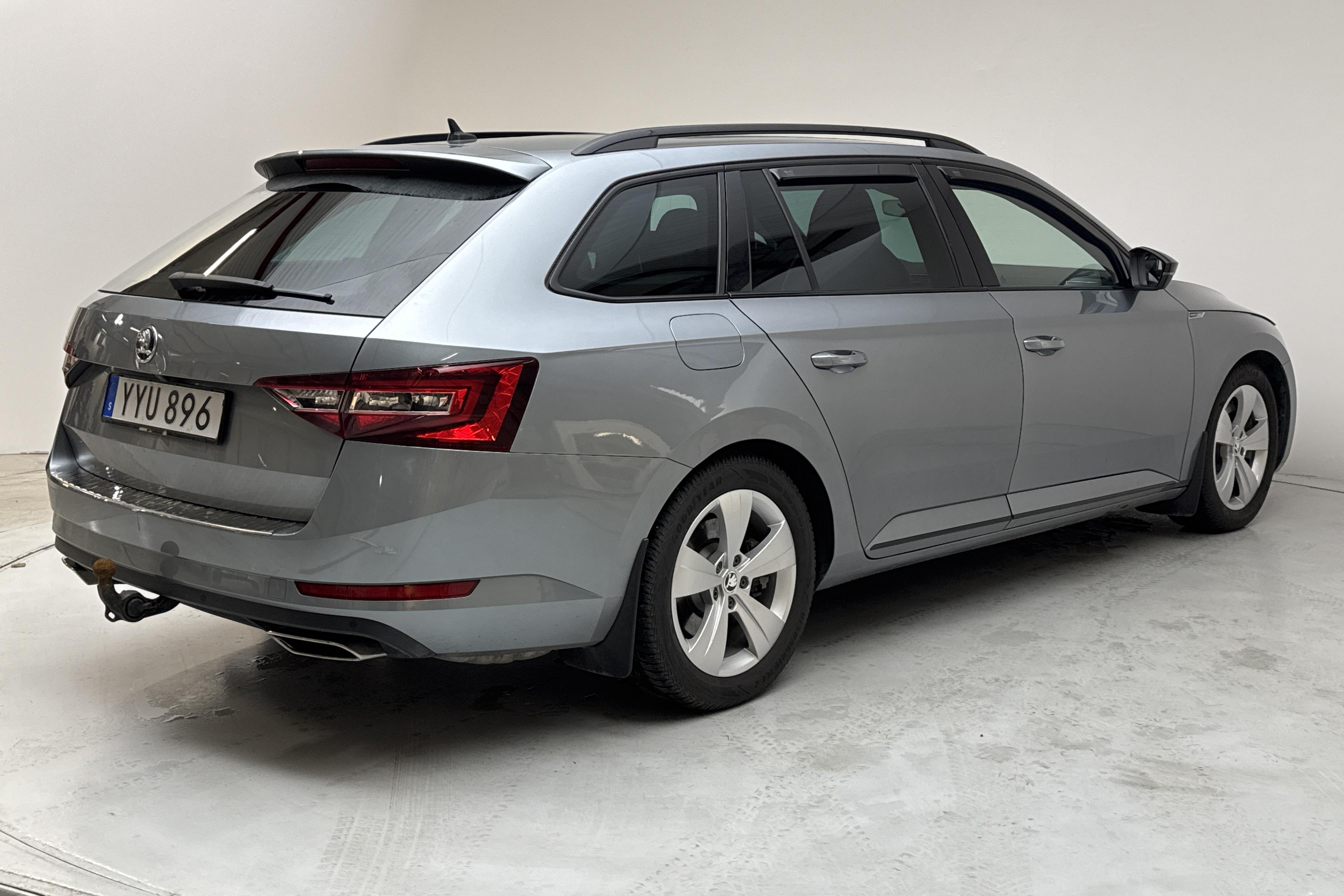 Skoda Superb 2.0 TSI Kombi 4x4 (280hk) - 12 249 mil - Automat - grå - 2018