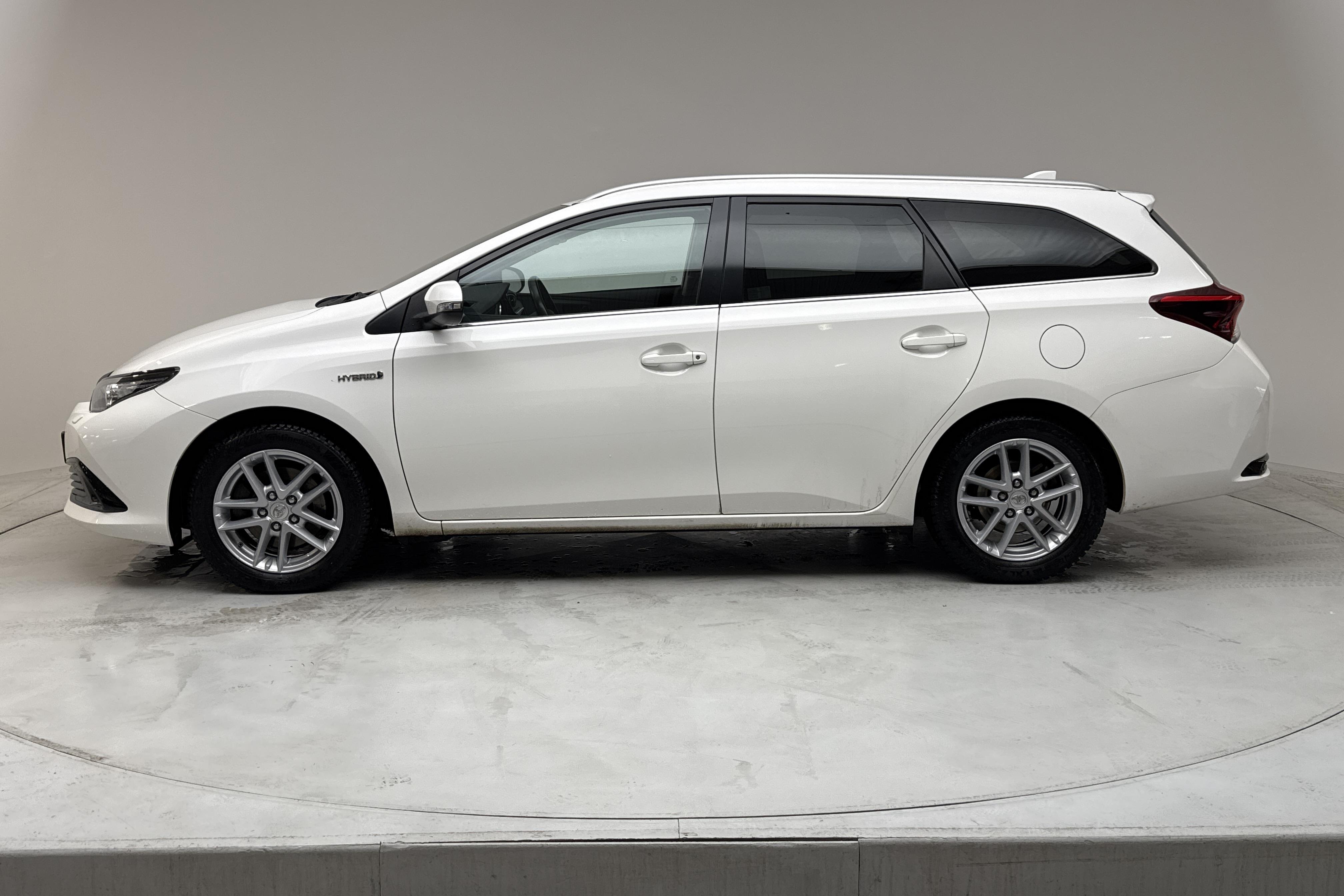 Toyota Auris 1.8 HSD Touring Sports (99hk) - 73 740 km - Automatic - white - 2018