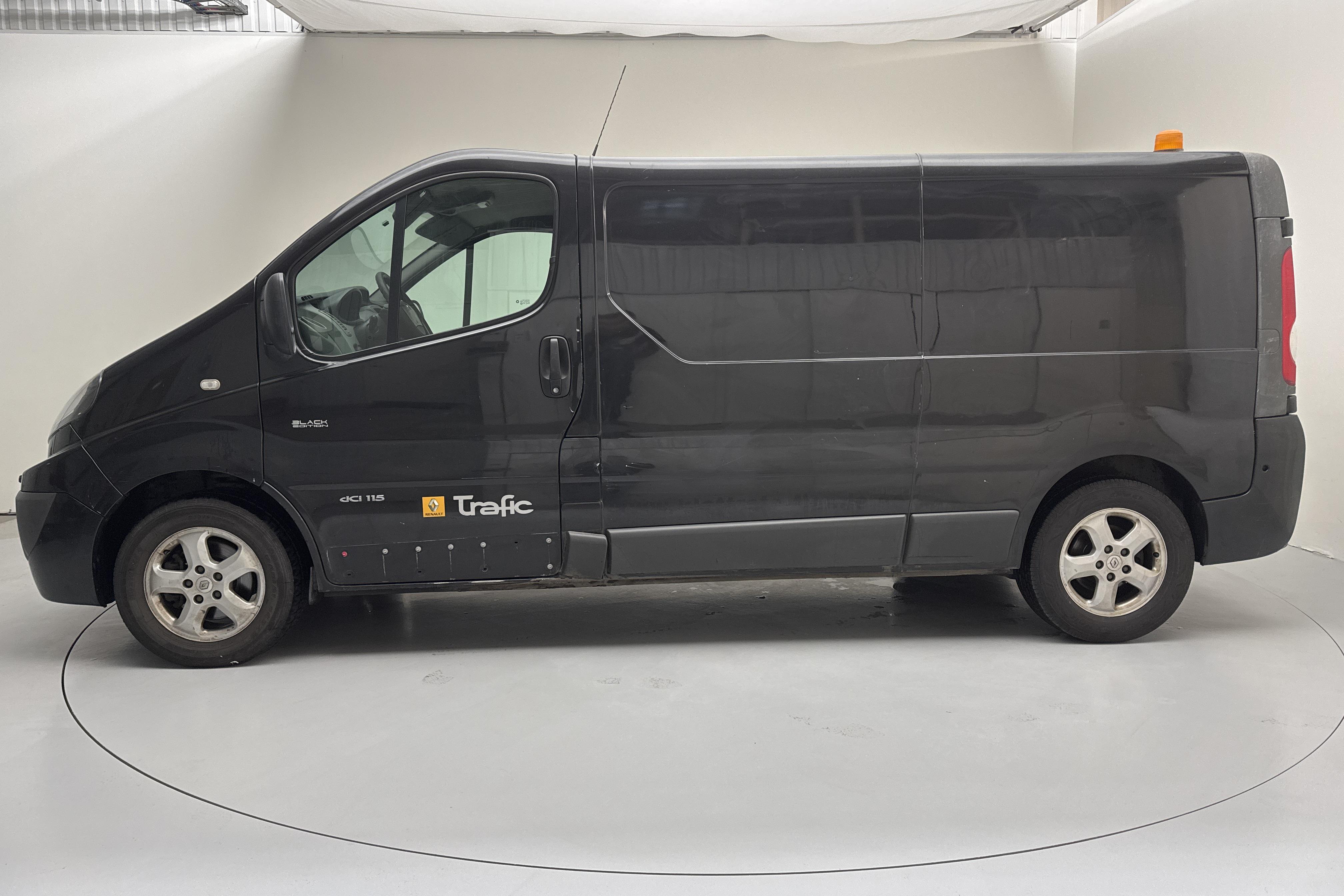 Renault Trafic 2.0 dCi Skåp/Buss (115hk) - 180 180 km - Manual - black - 2011