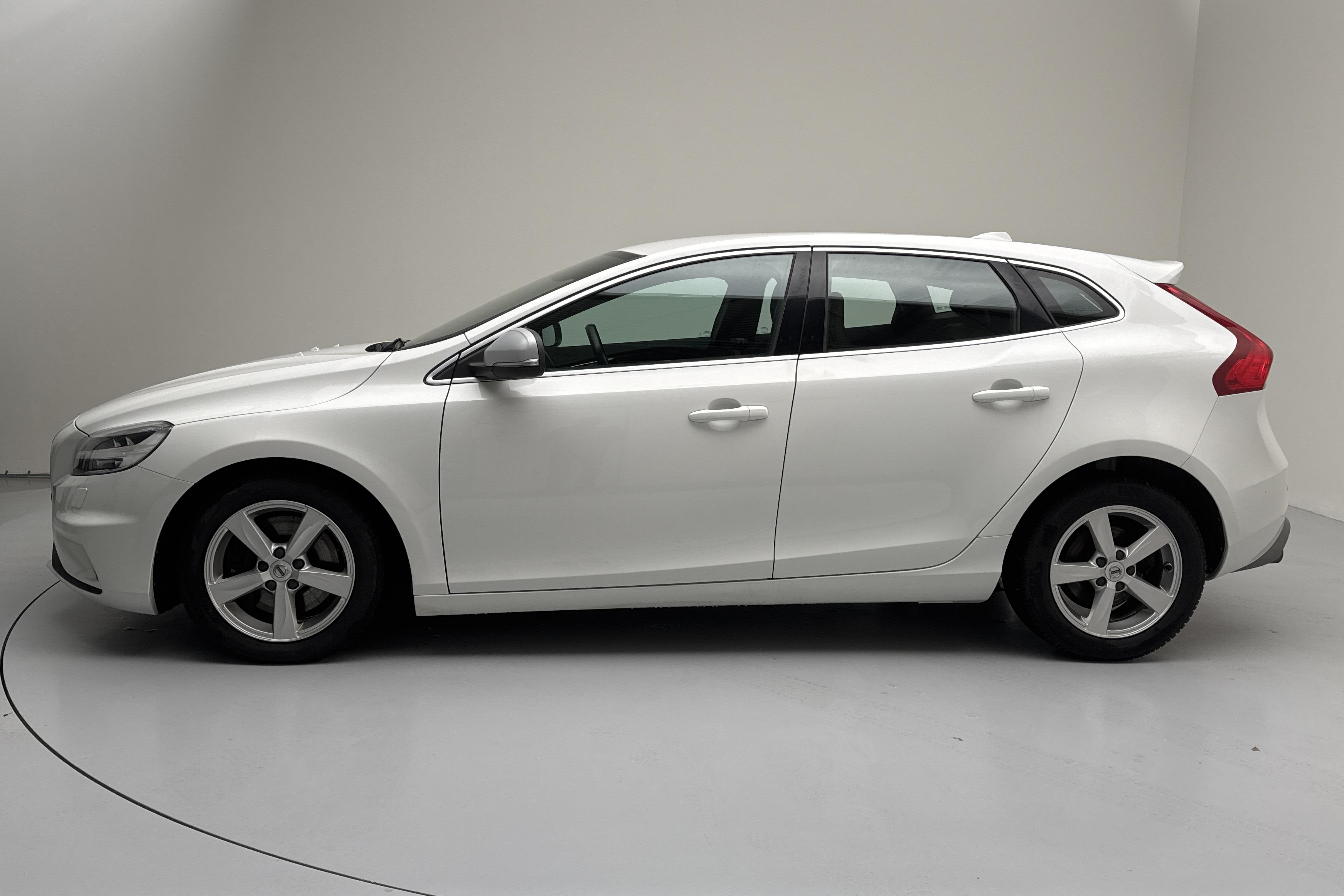 Volvo V40 T3 (152hk) - 95 190 km - Automatic - white - 2018