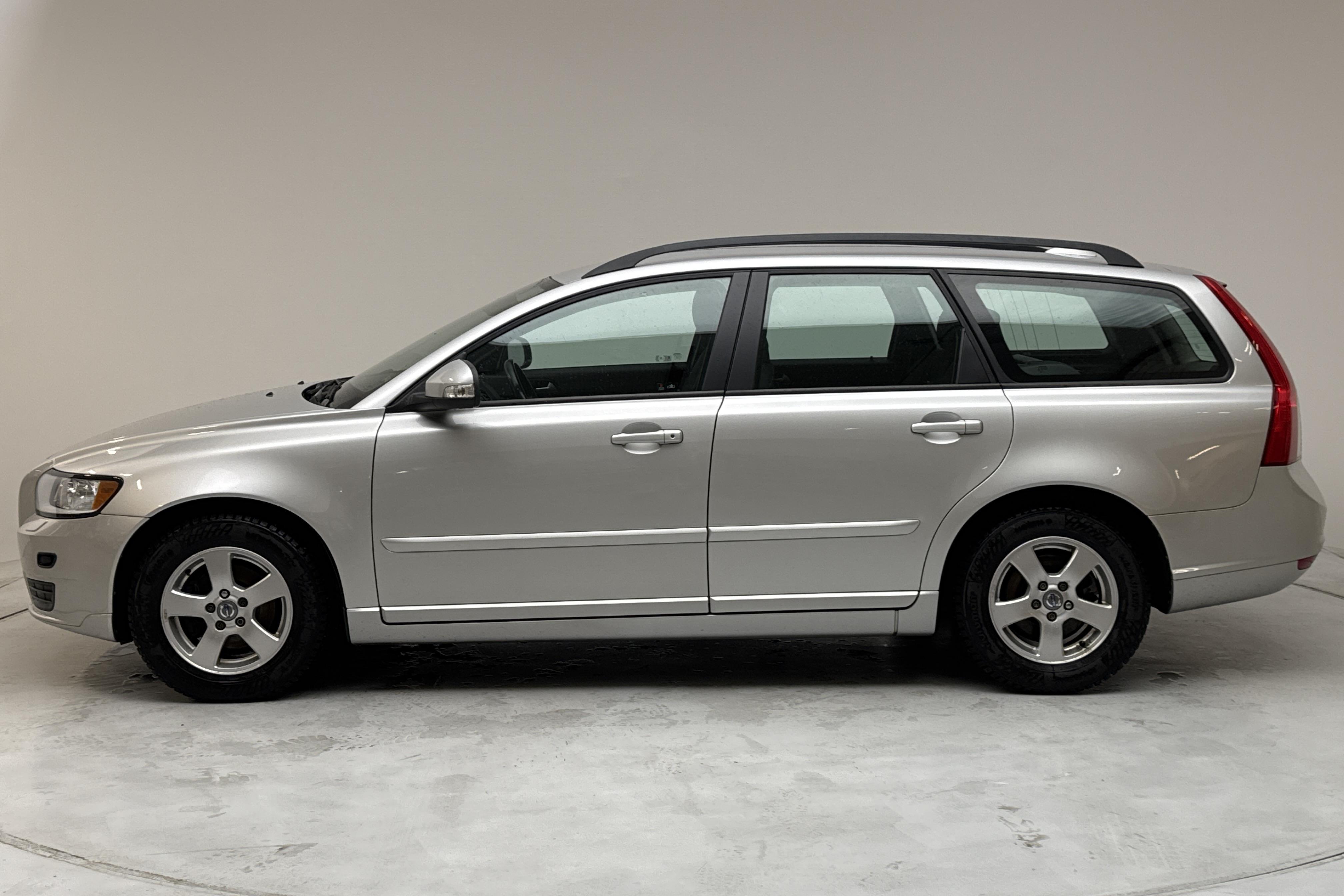 Volvo V50 2.0F (145hk) - 139 590 km - Manual - Light Grey - 2011