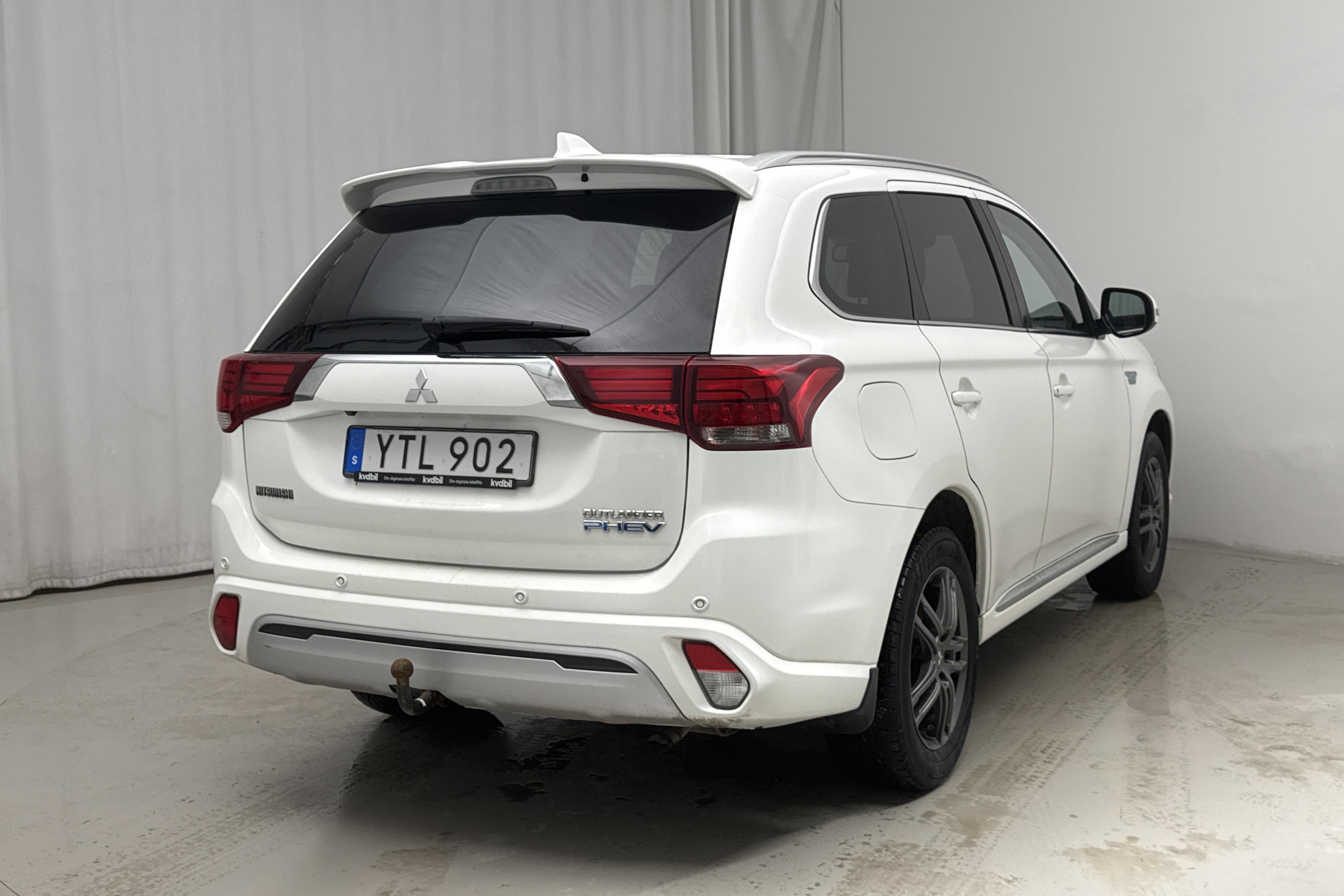 Mitsubishi Outlander 2.4 Plug-in Hybrid 4WD (136hk) - 101 740 km - Automatic - white - 2019