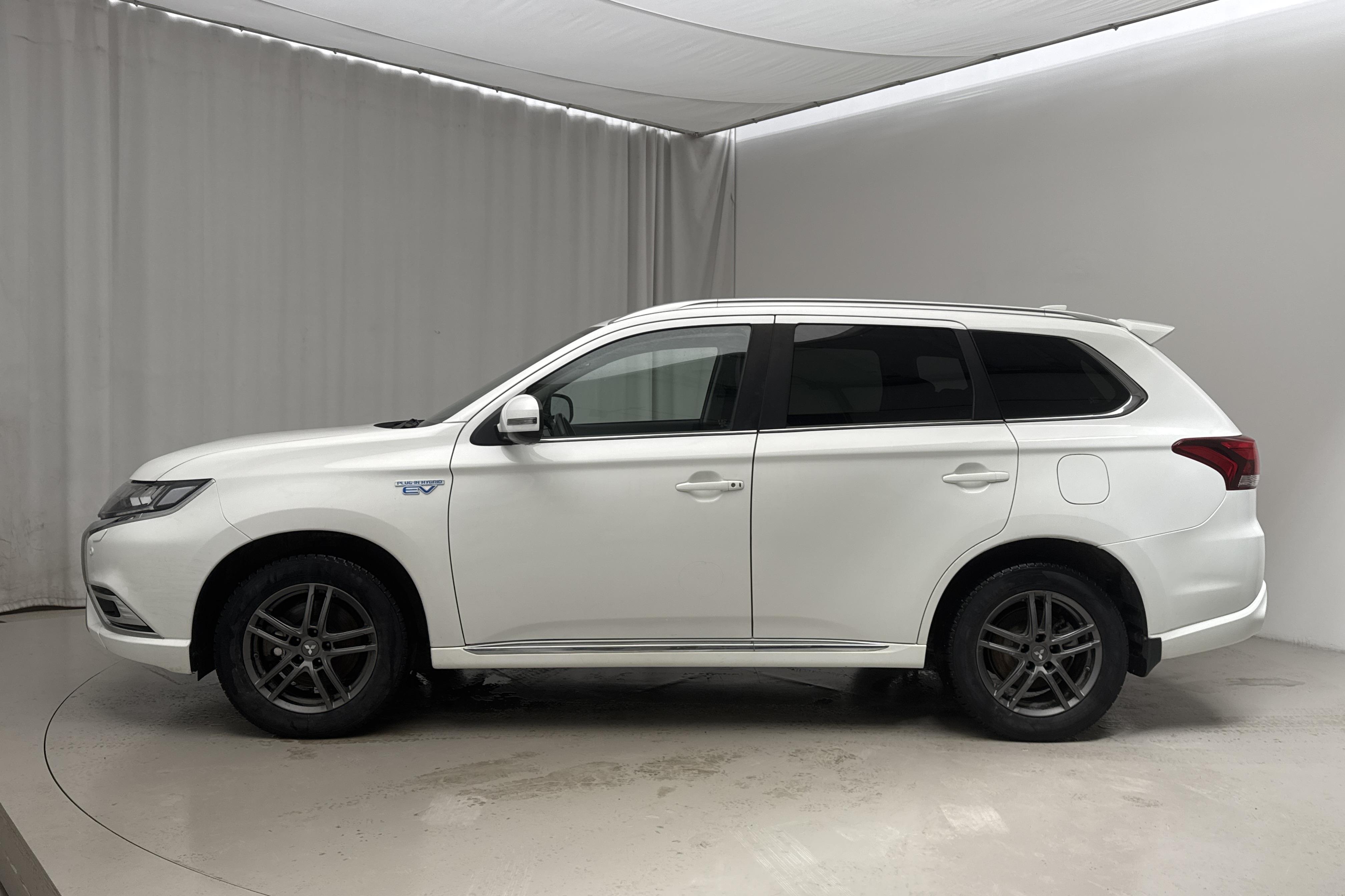 Mitsubishi Outlander 2.4 Plug-in Hybrid 4WD (136hk) - 101 740 km - Automatic - white - 2019