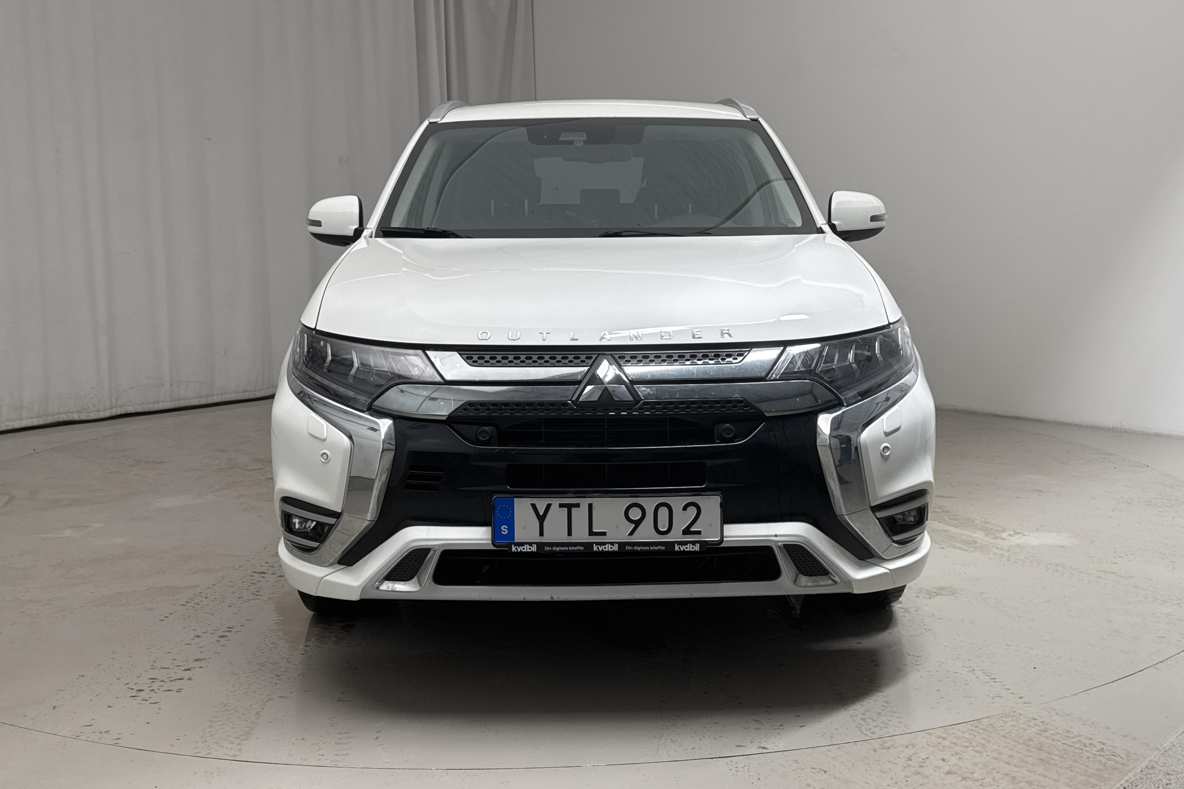 Mitsubishi Outlander 2.4 Plug-in Hybrid 4WD (136hk) - 101 740 km - Automatic - white - 2019