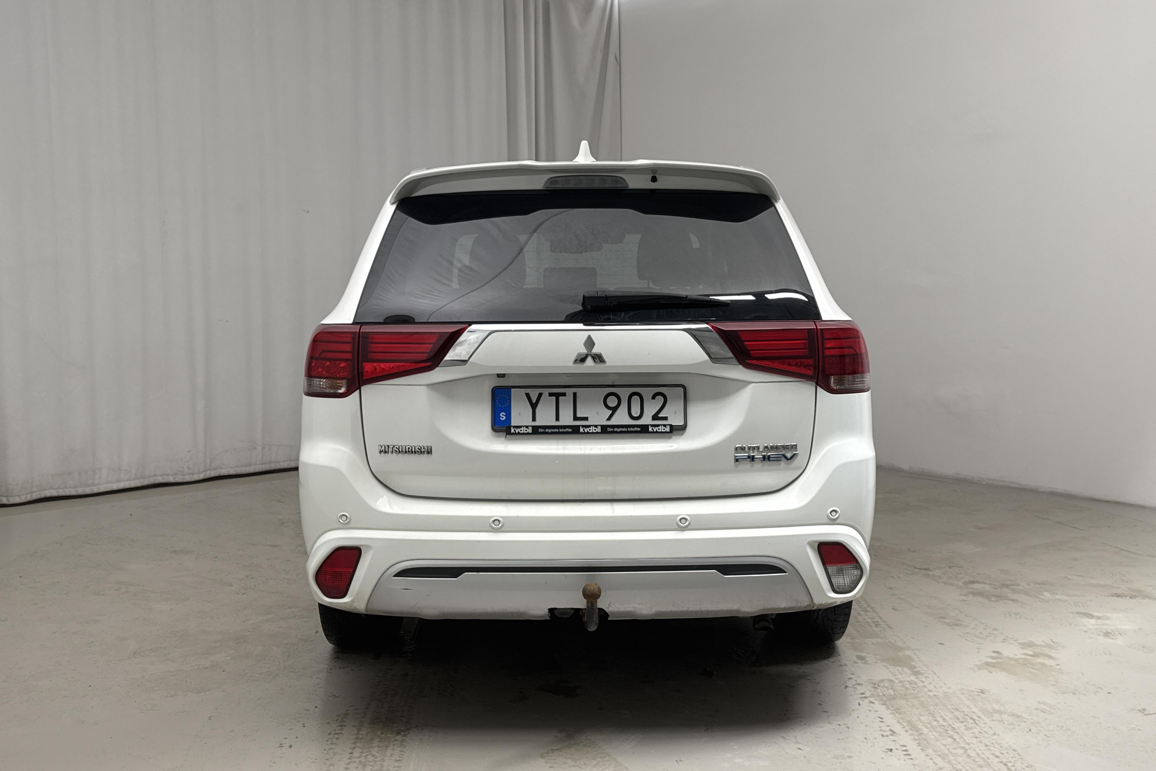 Mitsubishi Outlander 2.4 Plug-in Hybrid 4WD (136hk) - 101 740 km - Automatic - white - 2019