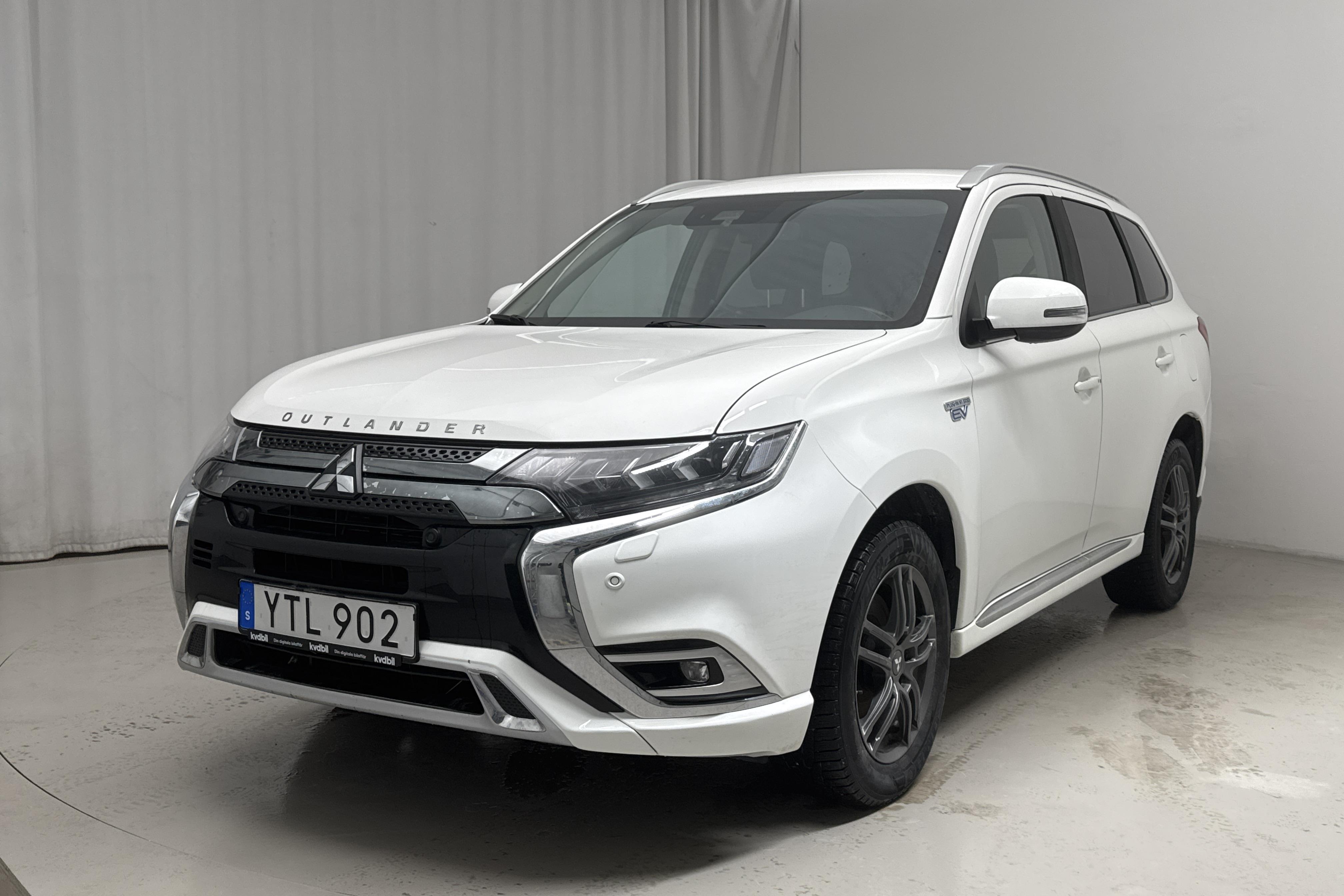 Mitsubishi Outlander 2.4 Plug-in Hybrid 4WD (136hk) - 101 740 km - Automatic - white - 2019