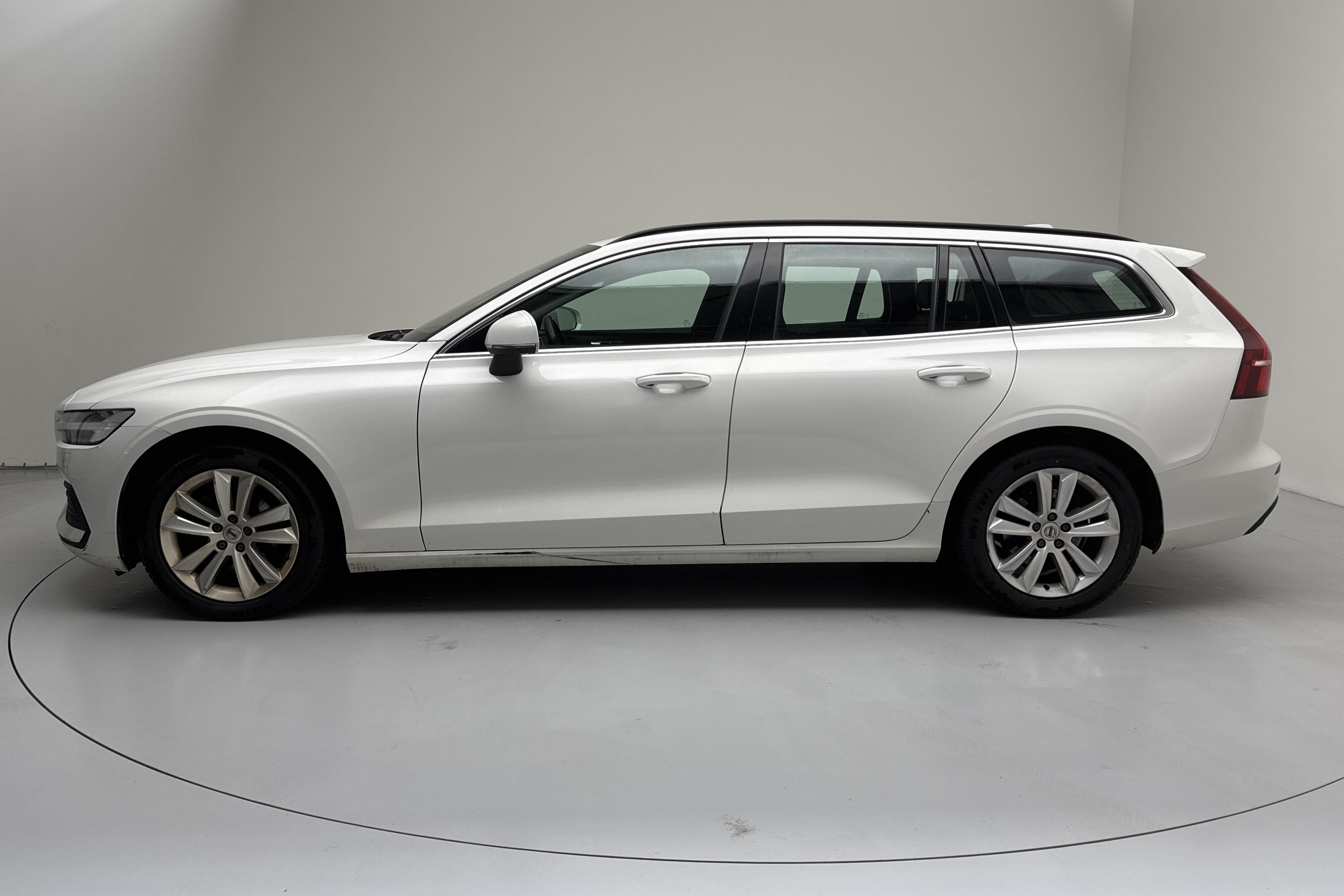 Volvo V60 B4 Mildhybrid, Diesel (197hk) - 284 950 km - Automaattinen - valkoinen - 2022