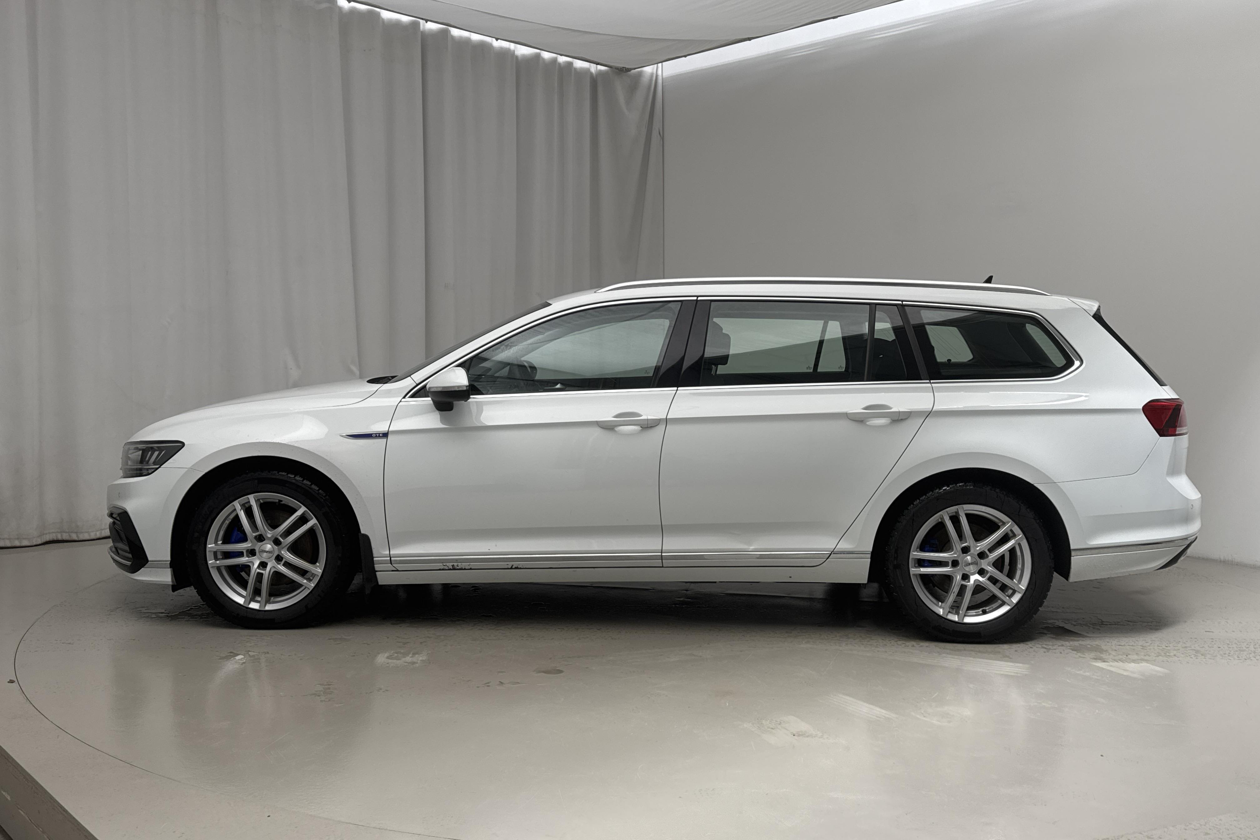 VW Passat 1.4 GTE Sportscombi (218hk) - 6 732 mil - Automat - vit - 2022