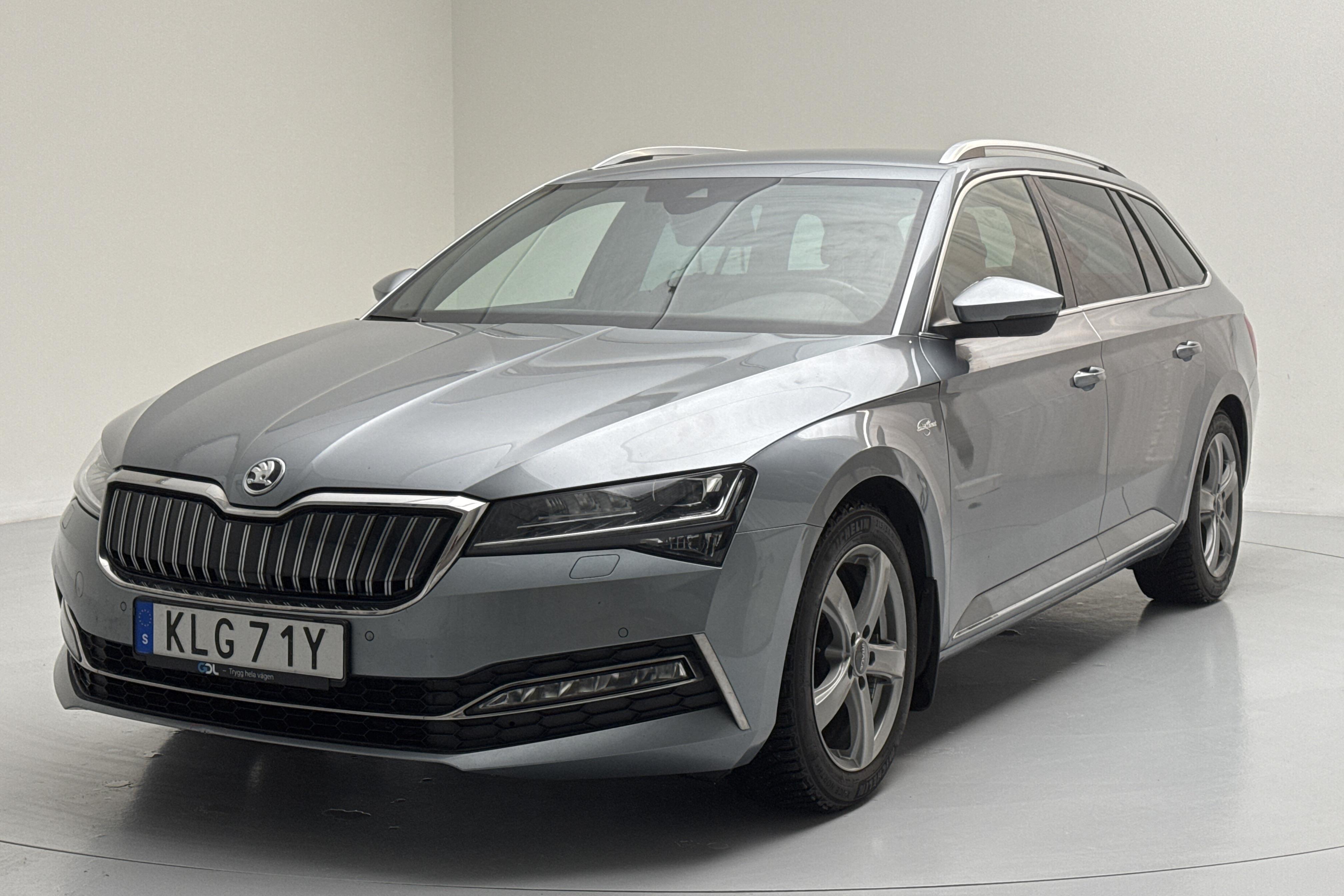 Skoda Superb 1.4 TSI PHEV Kombi (218hk) - 13 407 mil - Automat - grå - 2021