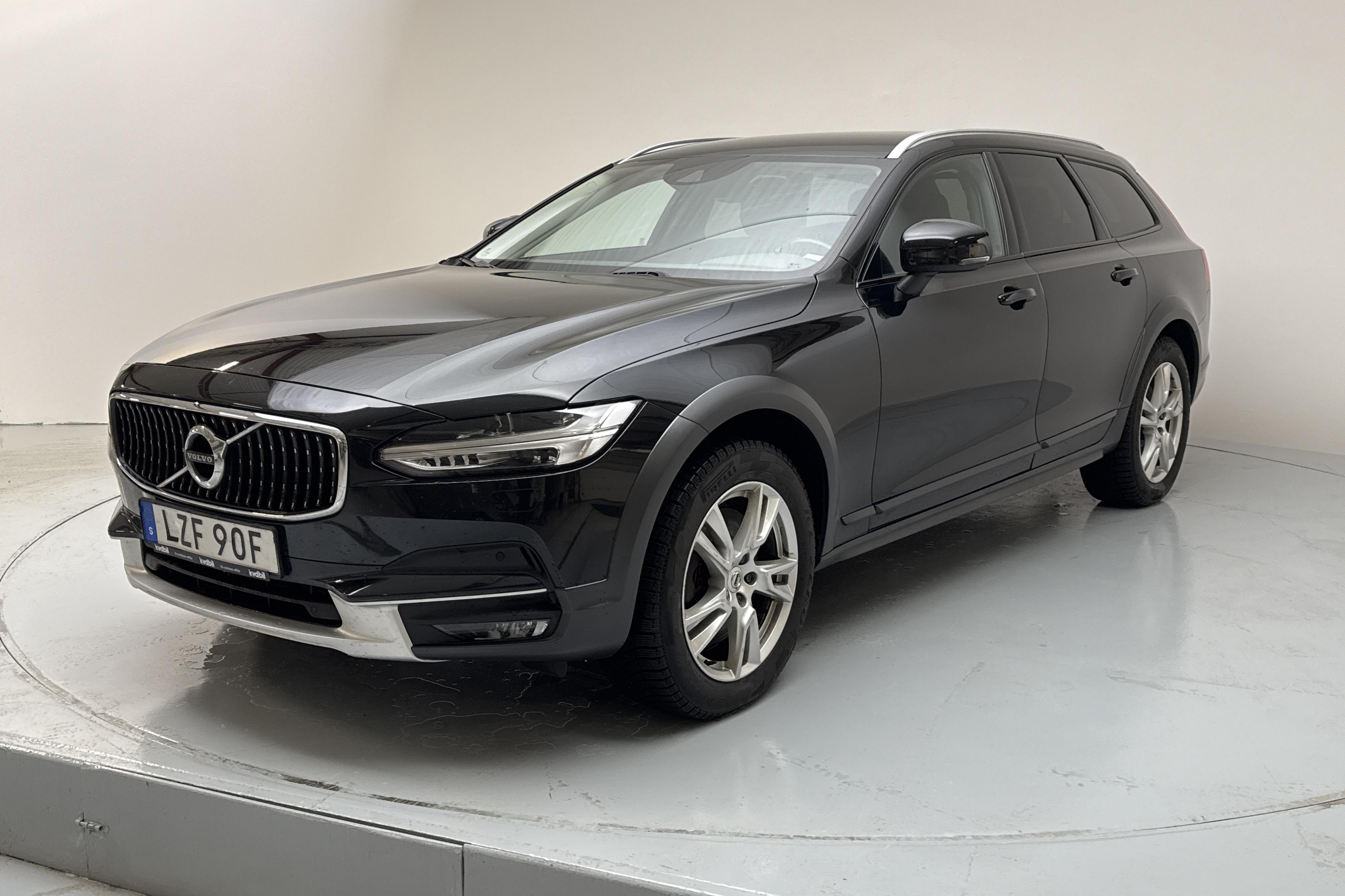 Volvo V90 D4 Cross Country AWD (190hk) - 130 130 km - Automatyczna - czarny - 2020