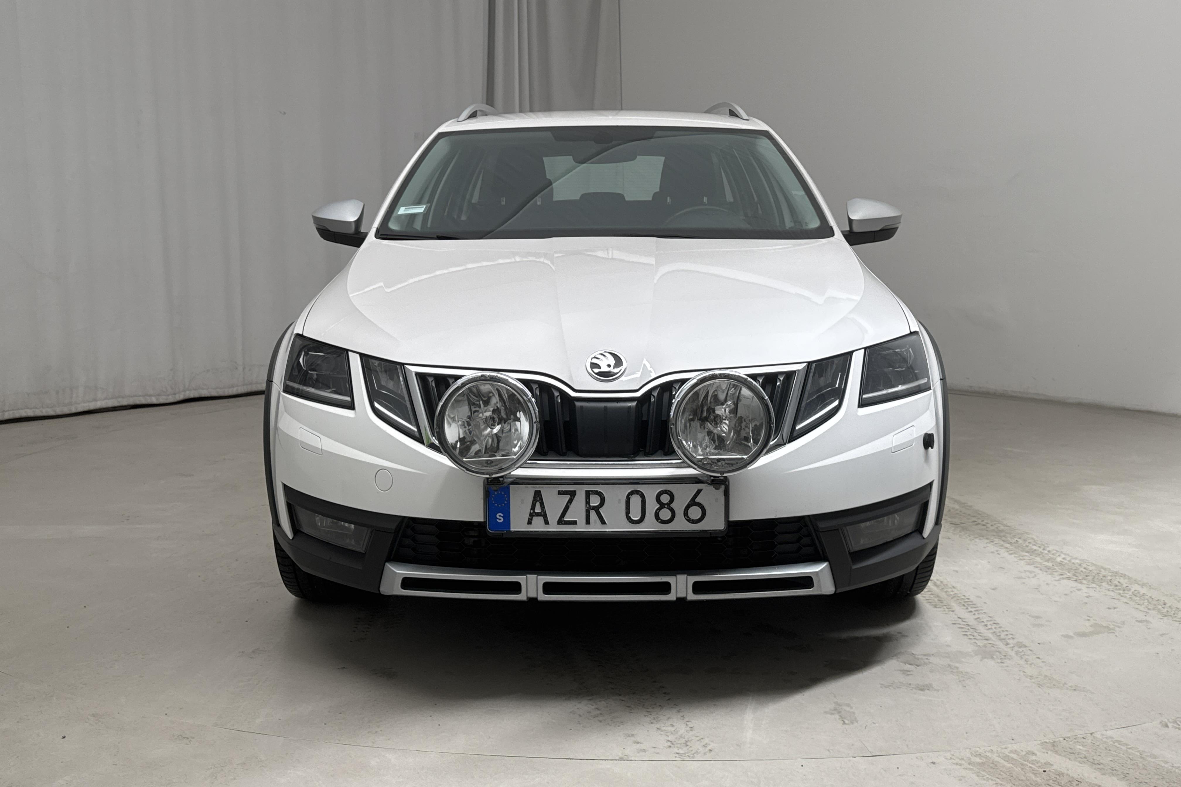 Skoda Octavia Scout II 2.0 TDI 4X4 (150hk) - 143 290 km - Manual - white - 2018