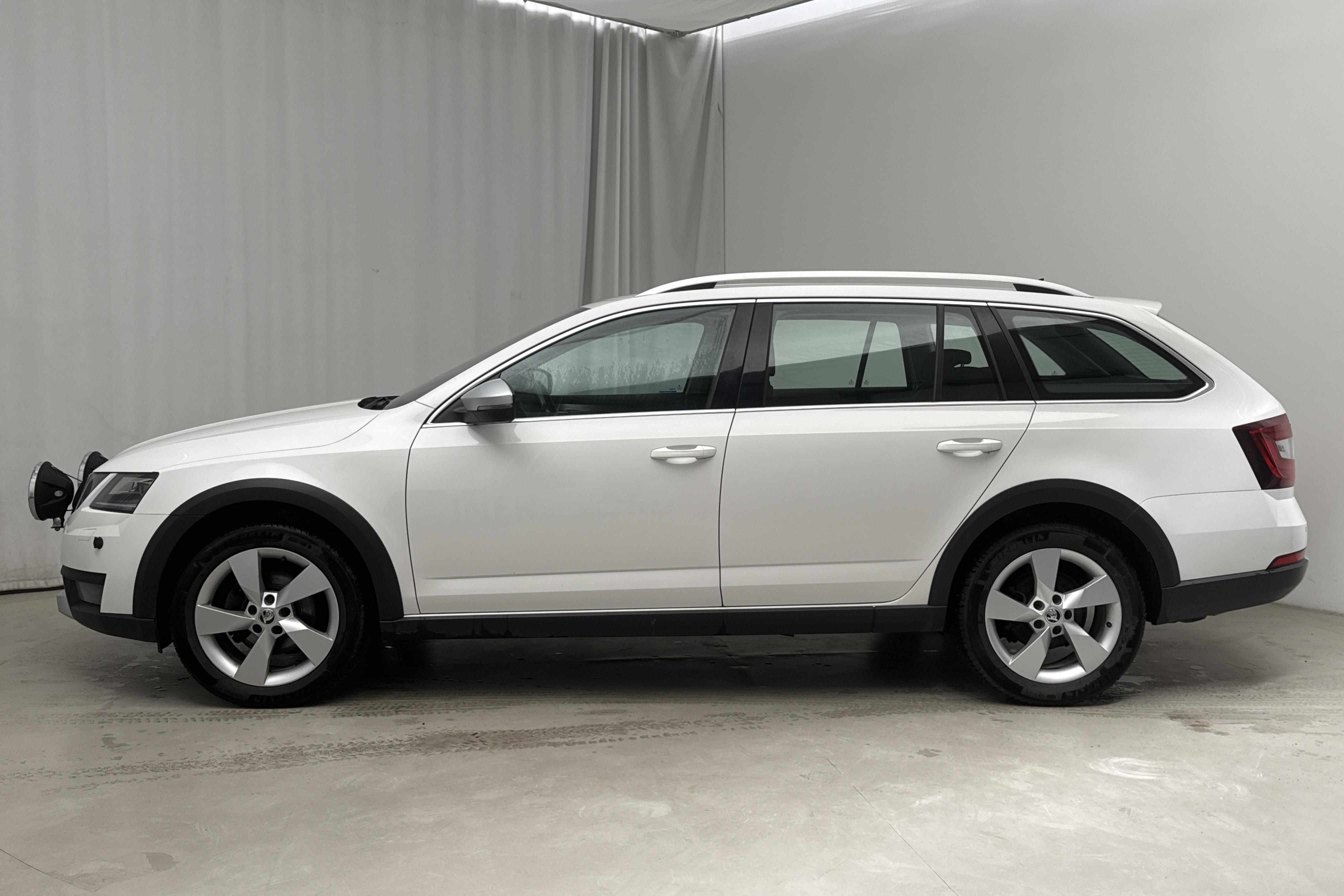 Skoda Octavia Scout II 2.0 TDI 4X4 (150hk) - 143 290 km - Manual - white - 2018