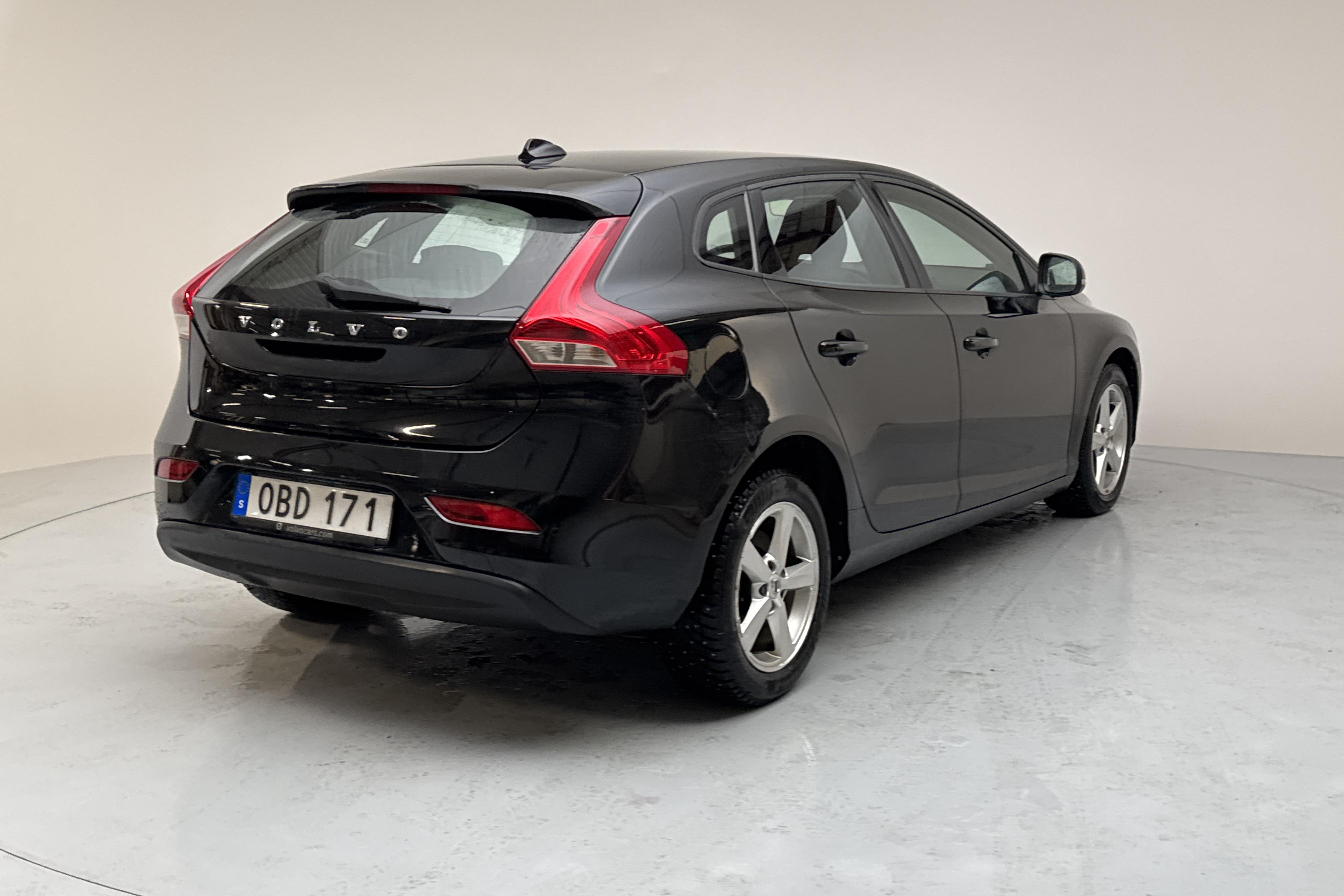 Volvo V40 T2 (122hk) - 11 251 mil - Manuell - svart - 2017