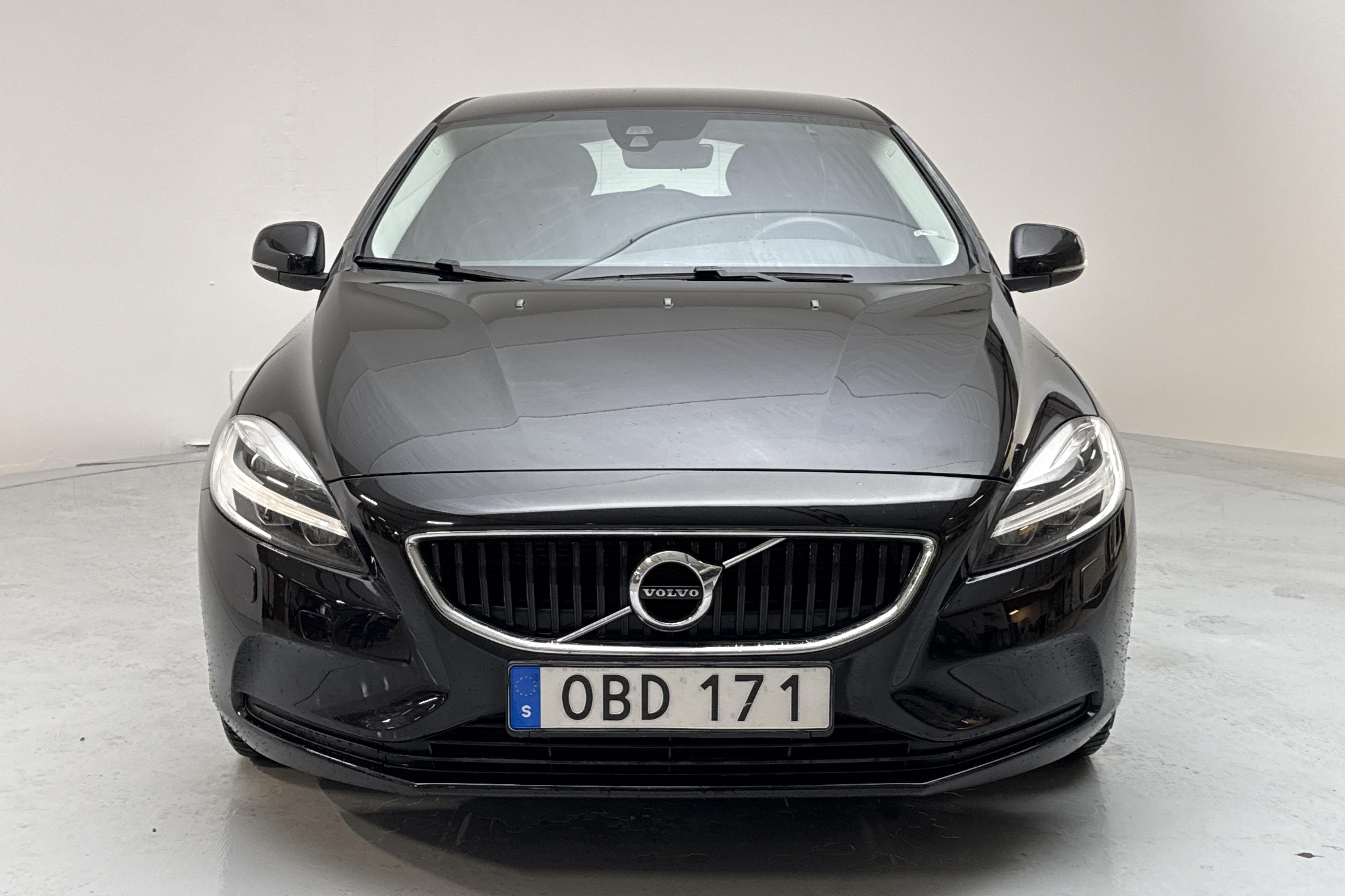 Volvo V40 T2 (122hk) - 11 251 mil - Manuell - svart - 2017