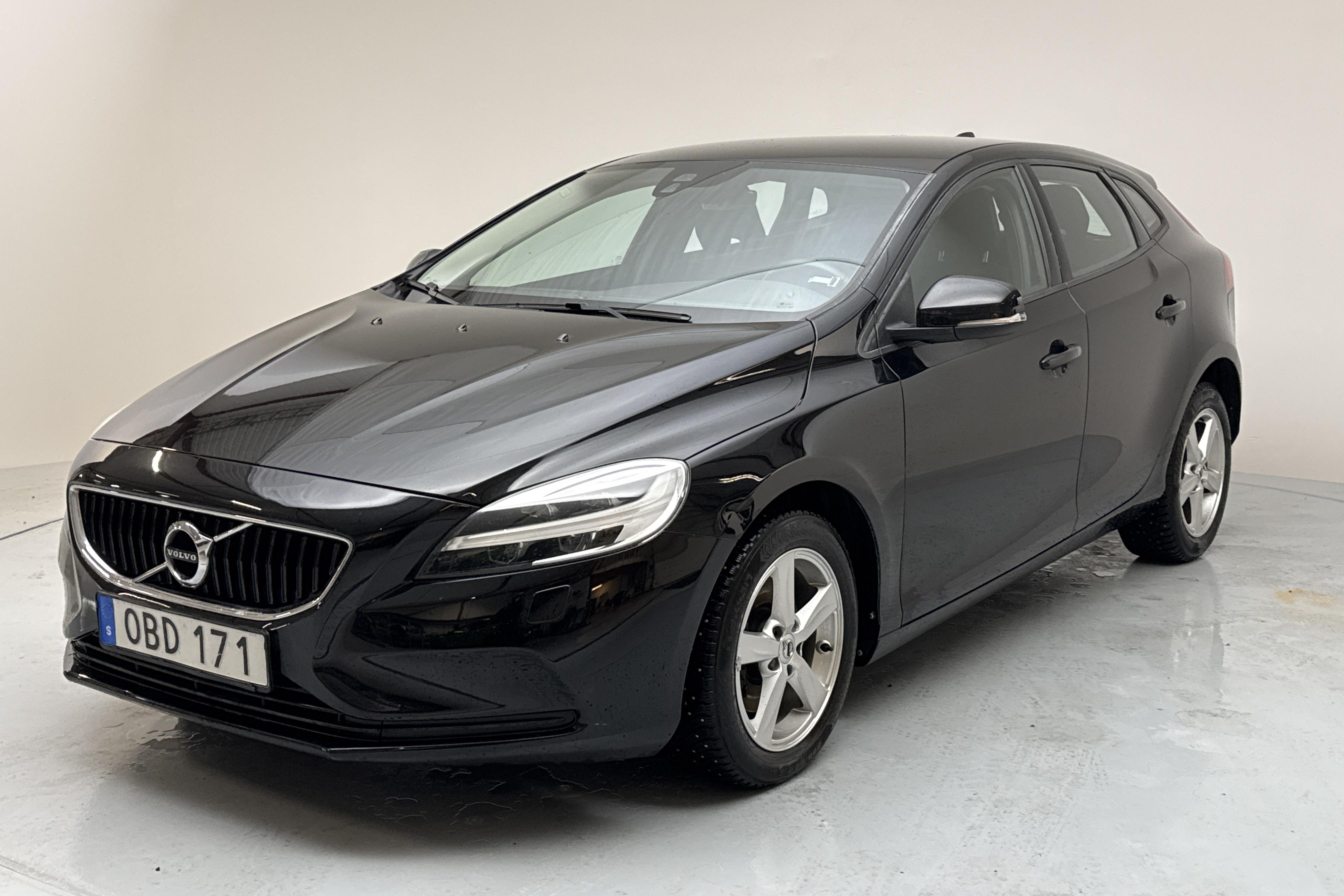 Volvo V40 T2 (122hk) - 11 251 mil - Manuell - svart - 2017