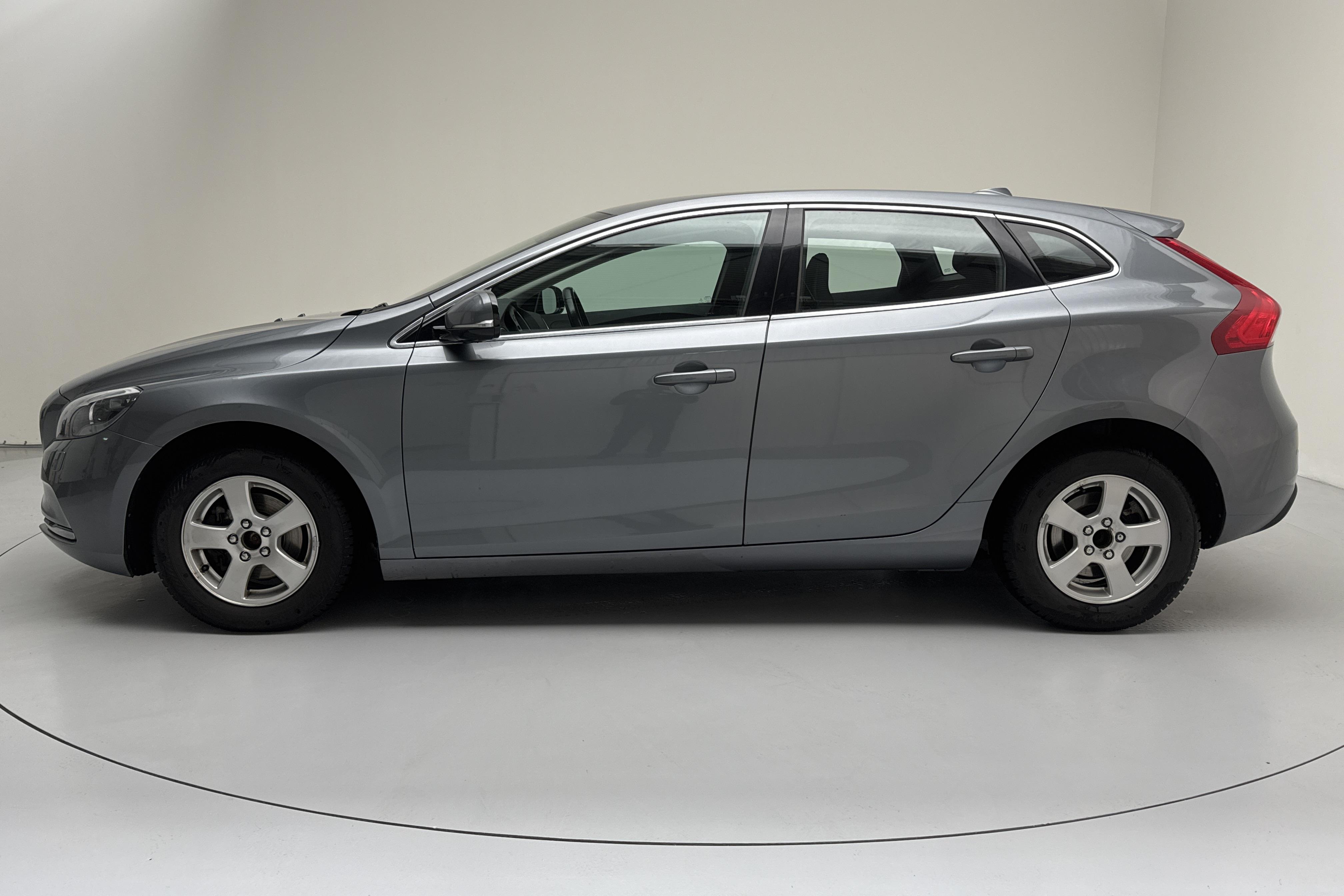 Volvo V40 D2 (115hk) - 117 500 km - Manual - gray - 2015