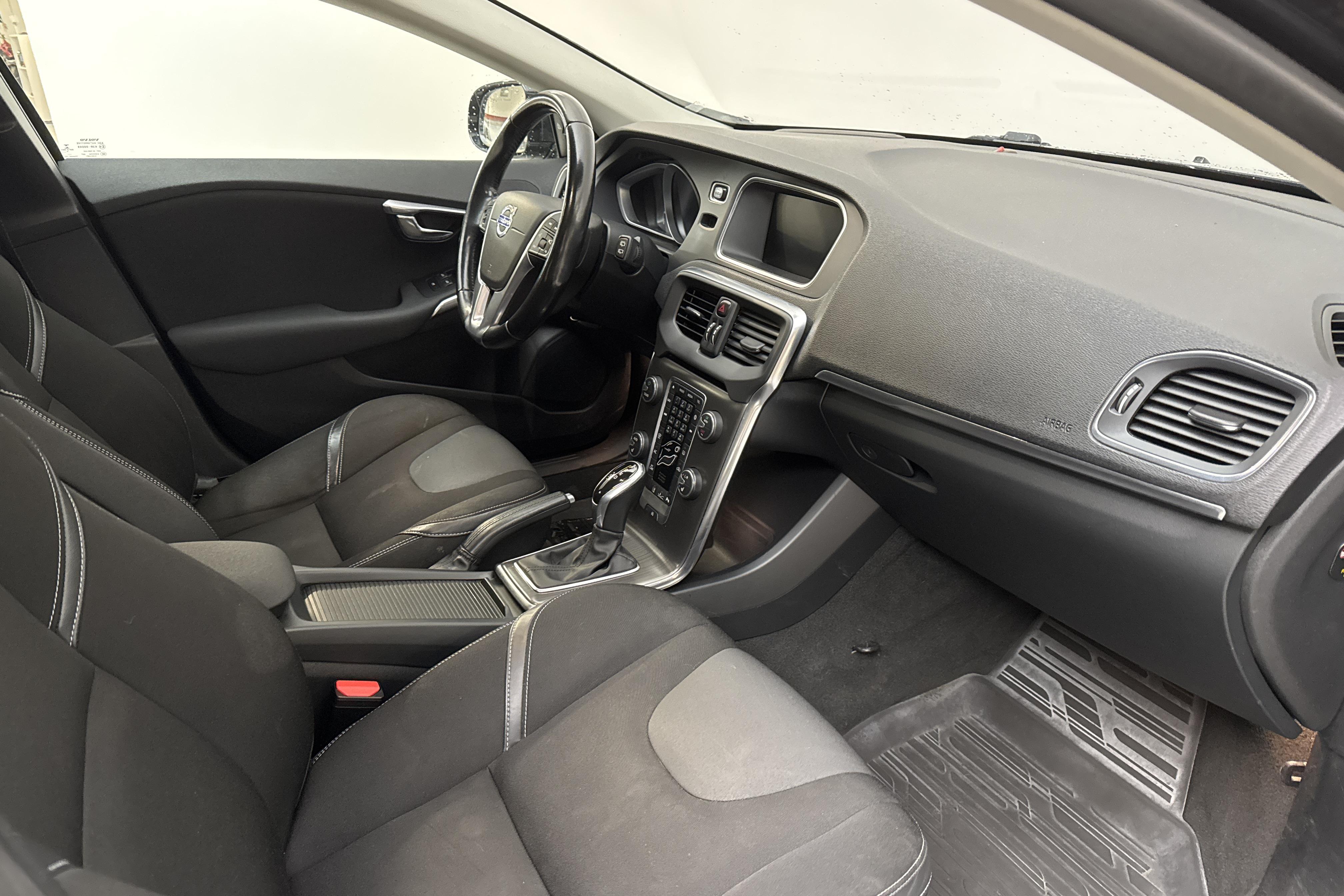 Volvo V40 D2 (115hk) - 160 710 km - Automaatne - must - 2015