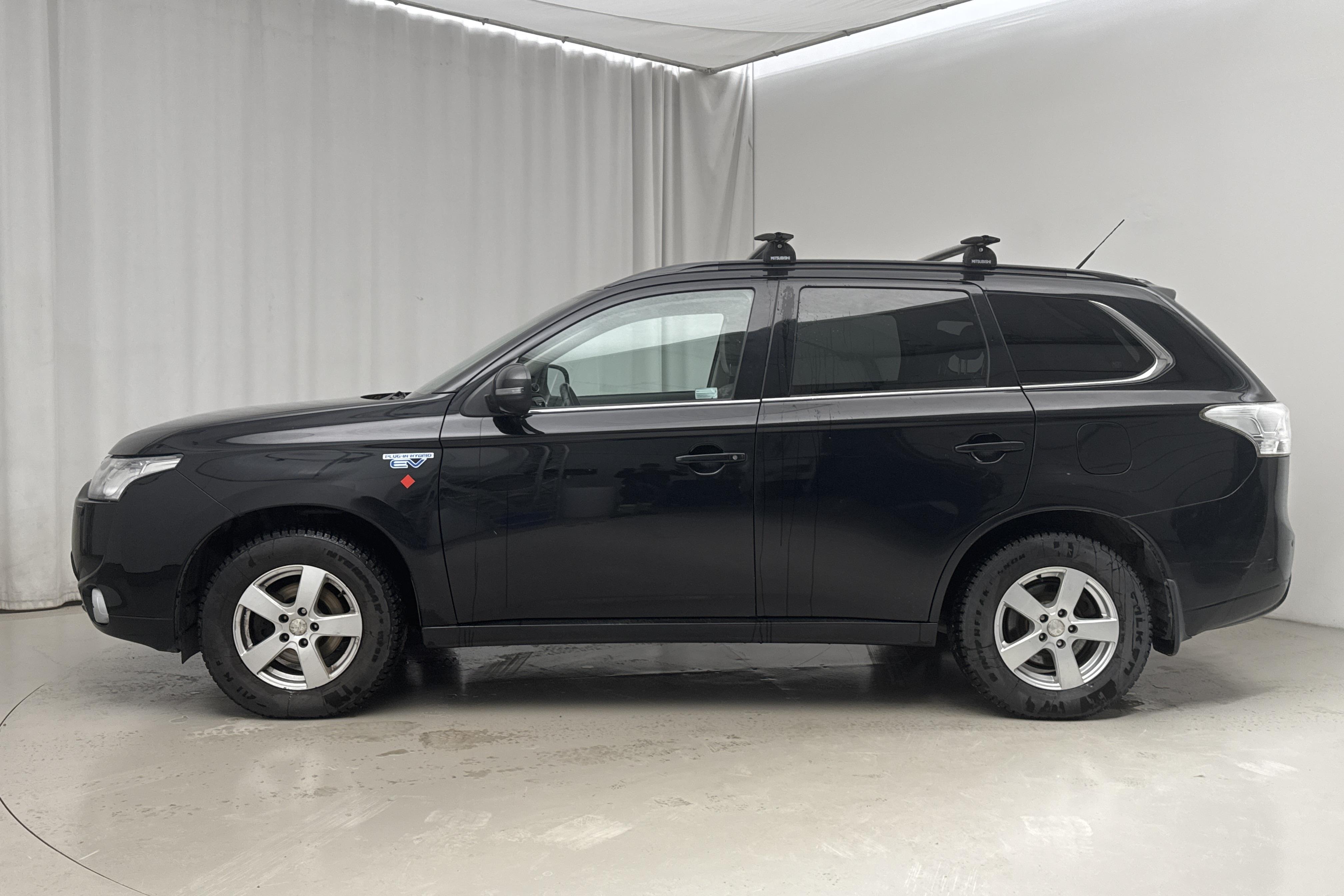 Mitsubishi Outlander 2.0 Plug-in Hybrid 4WD (121hk) - 146 940 km - Automatic - black - 2014