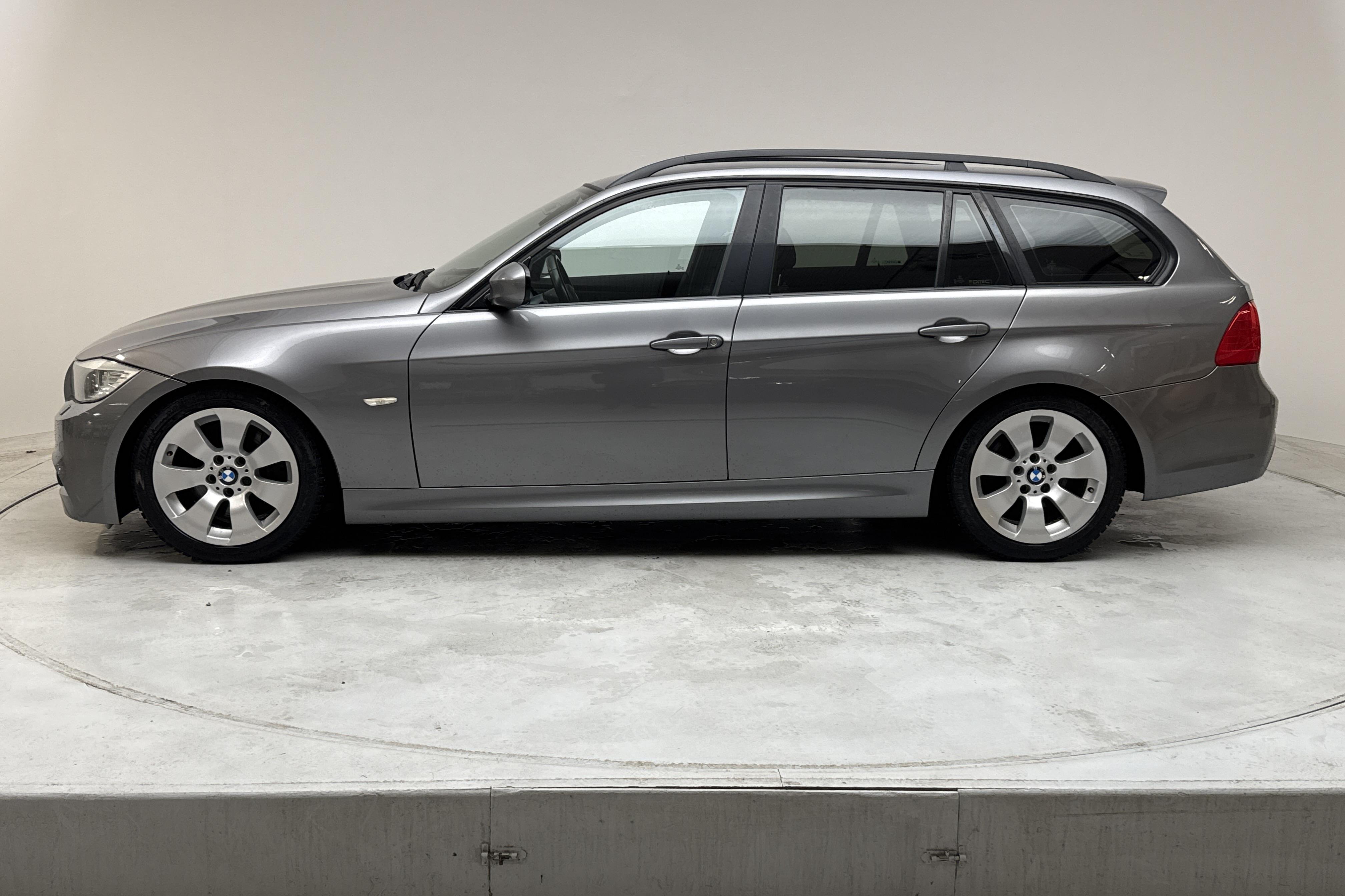 BMW 335d Touring, E91 (286hk) - 14 705 mil - Automat - grå - 2009